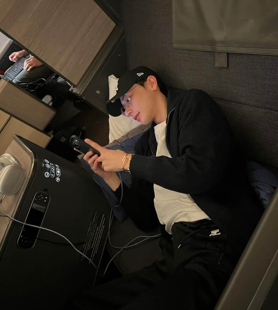 よしあきさんのインスタグラム写真 - (よしあきInstagram)「飛行機乗る前にEytysで絶妙でかわいいTシャツ買ったんだけどなんか恥ずかしいから写真撮って普通にすぐ脱いだ✈️」12月4日 20時09分 - yooshiakiii