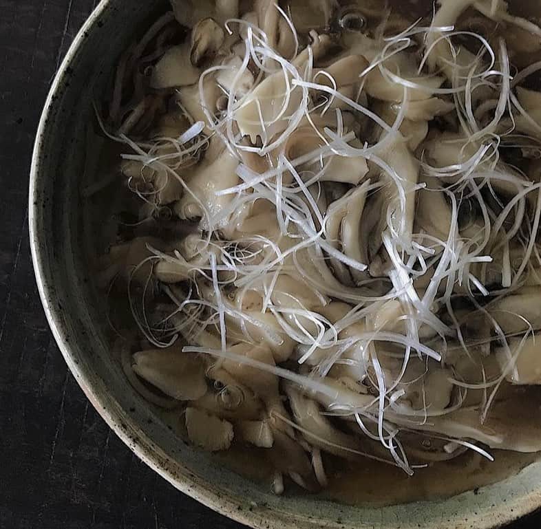 後藤しおりのインスタグラム：「今日は朝分、昼分出荷。土鍋ごはん弁当・八寸、ぼだっこ海苔弁当。2枚目の写真はいつもお世話になっているお客様用のイレギュラー、メインのお肉なしの八寸。最近 耳が痛いほどの寒さなので、賄いは熱々の麺で身体を温めています。餡かけにしたり、生姜を効かせた温かい出汁にしたり。」