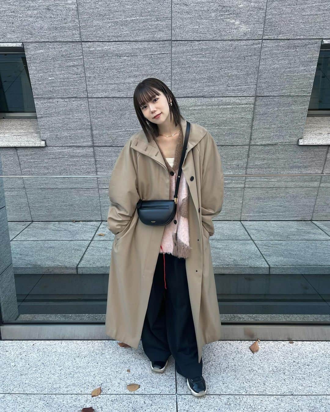千田麻実さんのインスタグラム写真 - (千田麻実Instagram)「⠀ 友達とほっぺハートハマってた日🫶🏻笑 最近寒すぎてトレンチはギリギリだったなぁ🧥 #私服」12月4日 20時02分 - mami__senda