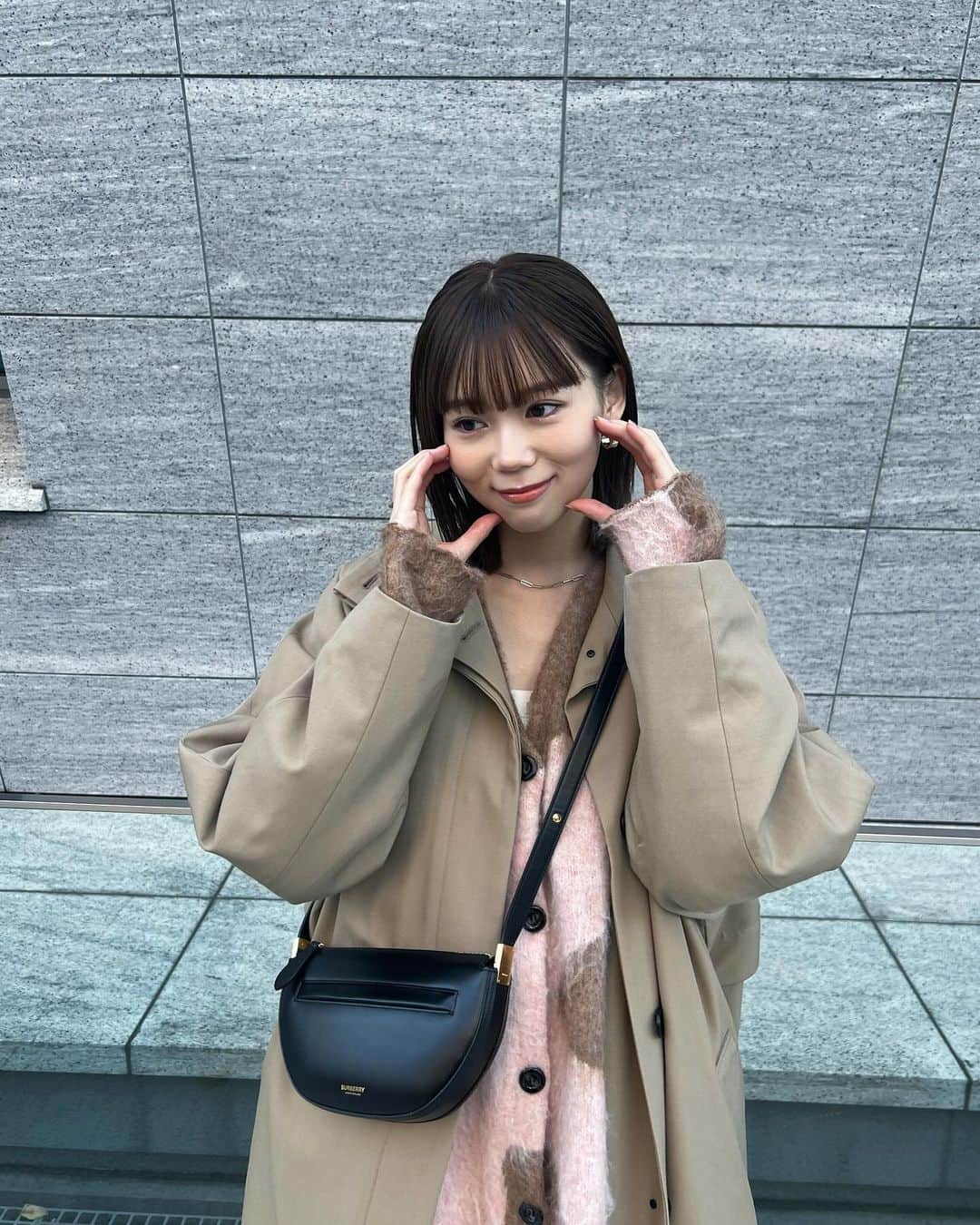 千田麻実さんのインスタグラム写真 - (千田麻実Instagram)「⠀ 友達とほっぺハートハマってた日🫶🏻笑 最近寒すぎてトレンチはギリギリだったなぁ🧥 #私服」12月4日 20時02分 - mami__senda