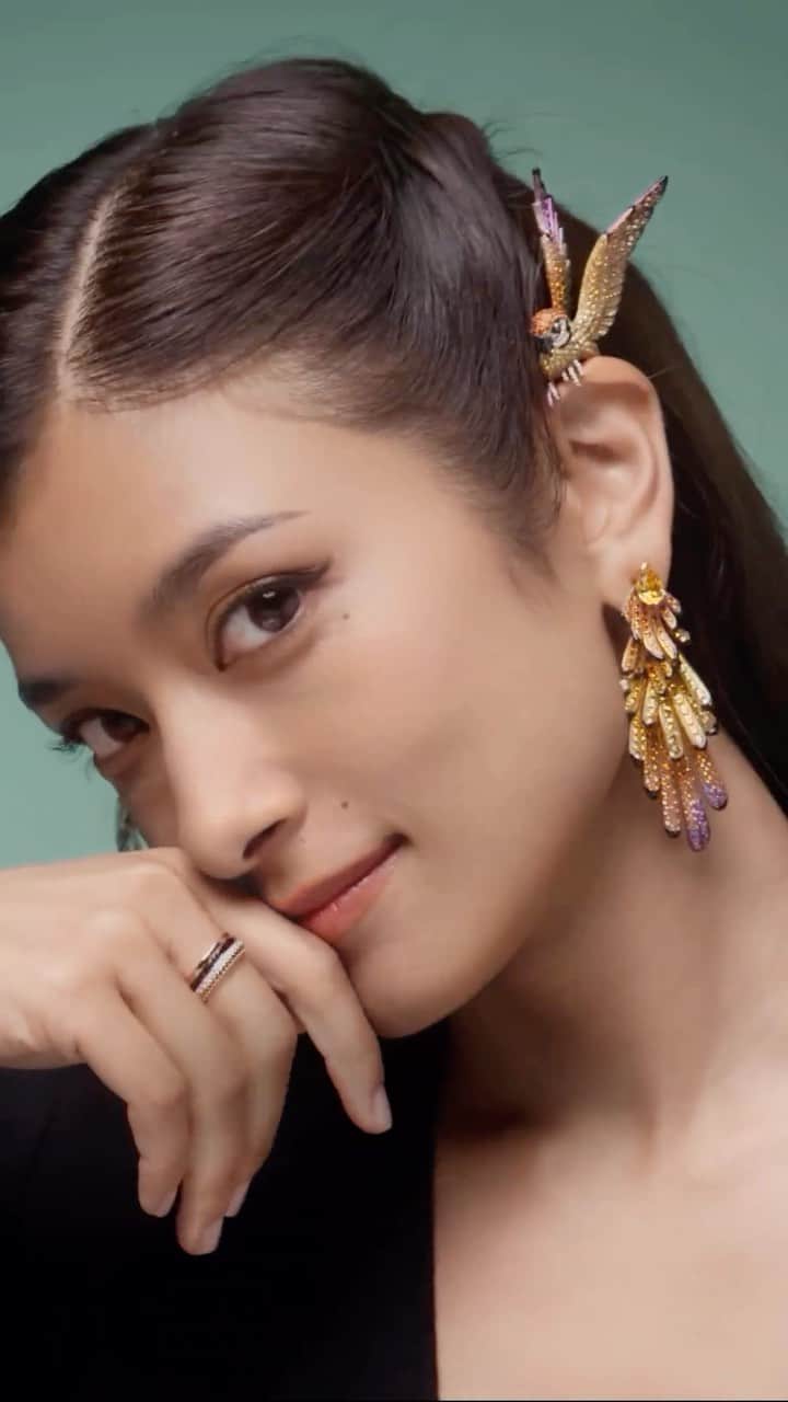ブシュロンのインスタグラム：「Get ready for Boucheron’s dinner! A night where magic is around the corner and where everyone has something to bring to the table.  @milaalzahrani  @alexachung  @rolaofficial  @xeesoxee   #EmeraldEnchantment #BoucheronHoliday  #AlexaChung #MilaAlZahrani #HanSoHee #Rola」