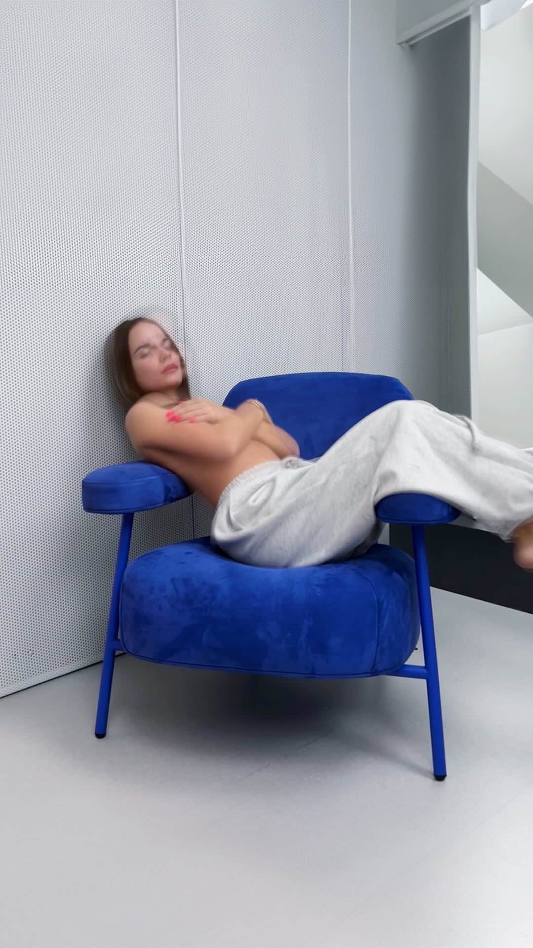 Sasha Spilbergのインスタグラム：「Я уехала в Питер: впервые в жизни в полном одиночестве. Заодно и выключила телефон, устроив себе детокс. Спойлер: путешествовать одной и импровизировать на месте оказалось диким кайфом! Почему я раньше так не делала?  Домом вдали от дома для меня стал самый стильный и неповторимый @faceshotels 💙 Я просыпалась в белом современном номере в двух шагах от Дворцовой площади и бежала исследовать город.   Читала Хаксли, сидя с чашкой чая в книжном. Ходила по художественным выставкам и залам Эрмитажа, наслаждаясь атмосферой. Вернувшись домой, ощущаю себя полностью обновленной и счастливой. Я как будто заново познакомилась с самой собой! ☕️」