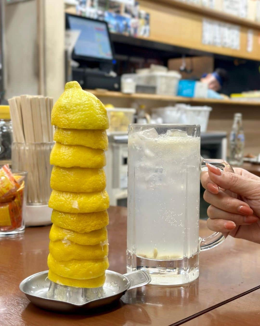 黒田麻理耶のインスタグラム：「🍋🥴 . レモン積んできた〜🍋🍋🍋 レモンサワーの発祥地として有名な祐天寺にある 「もつやき ばん」へ👩‍❤️‍👩 16時から3時間半、さとちゃんと2人で飲んでた😂 . こういう個人経営の常連さんが通うような居酒屋、 最高だね☺️🏮 レモン積み上げるために結構飲んだから 珍しくちょっと酔っ払った🥴 池田さん(@ruri_ikeda)、次回は是非🍋🍋🍋 . #もつやきばん  #ばん  #祐天寺 #祐天寺ディナー  #祐天寺グルメ  #祐天寺居酒屋 #祐天寺もつ焼き  #mariyagourmet」