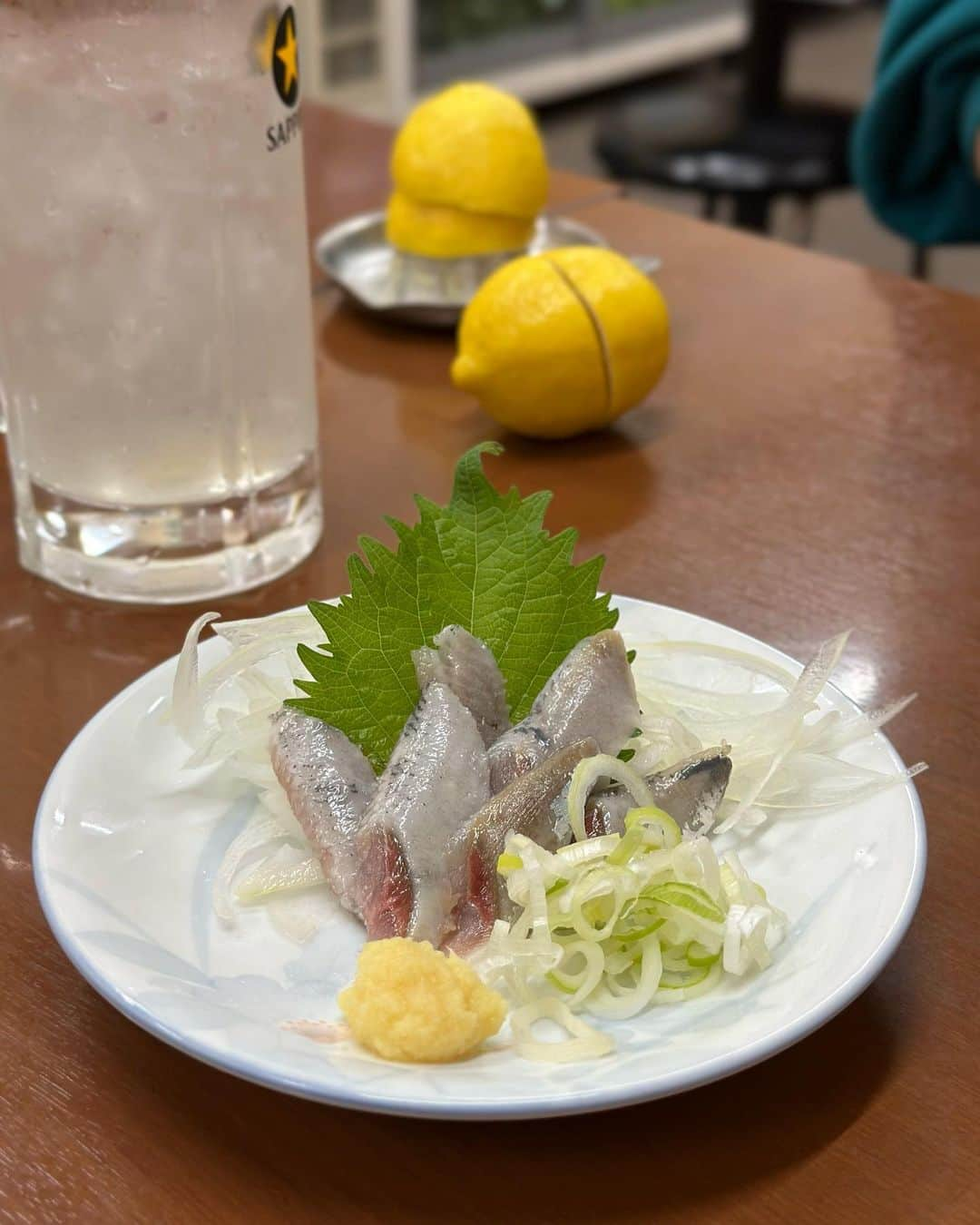 黒田麻理耶さんのインスタグラム写真 - (黒田麻理耶Instagram)「🍋🥴 . レモン積んできた〜🍋🍋🍋 レモンサワーの発祥地として有名な祐天寺にある 「もつやき ばん」へ👩‍❤️‍👩 16時から3時間半、さとちゃんと2人で飲んでた😂 . こういう個人経営の常連さんが通うような居酒屋、 最高だね☺️🏮 レモン積み上げるために結構飲んだから 珍しくちょっと酔っ払った🥴 池田さん(@ruri_ikeda)、次回は是非🍋🍋🍋 . #もつやきばん  #ばん  #祐天寺 #祐天寺ディナー  #祐天寺グルメ  #祐天寺居酒屋 #祐天寺もつ焼き  #mariyagourmet」12月4日 20時04分 - mariya_kuroda