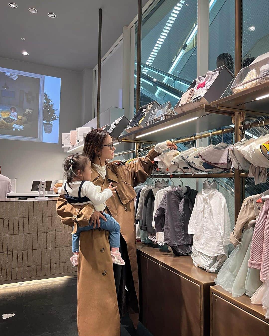 Rika Sasaki JPNのインスタグラム：「大好きな子供服のおみせ👧🏻🎀 100日記念の服はマールマールだったなぁ👶🏻 出産祝いのギフトにおすすめで、 よだれかけとかブランケットはその場で 刺繍してくれるからプレゼントにぴったり🎁💕 テレビや絵本があるから子供も喜ぶし、 子連れでもゆっくりお買い物できるの🥹 しかもロッカーまであるからほんと助かる🥹！ ベビーのスキンケアやママグッズも充実してるし これからも愛用させてもらいます🫶🏼 出産祝いのギフト迷ってる方はぜひ🩷🩷  @marlmarl_tokyo  @mato_by_marlmarl  @marlmarl_shop」