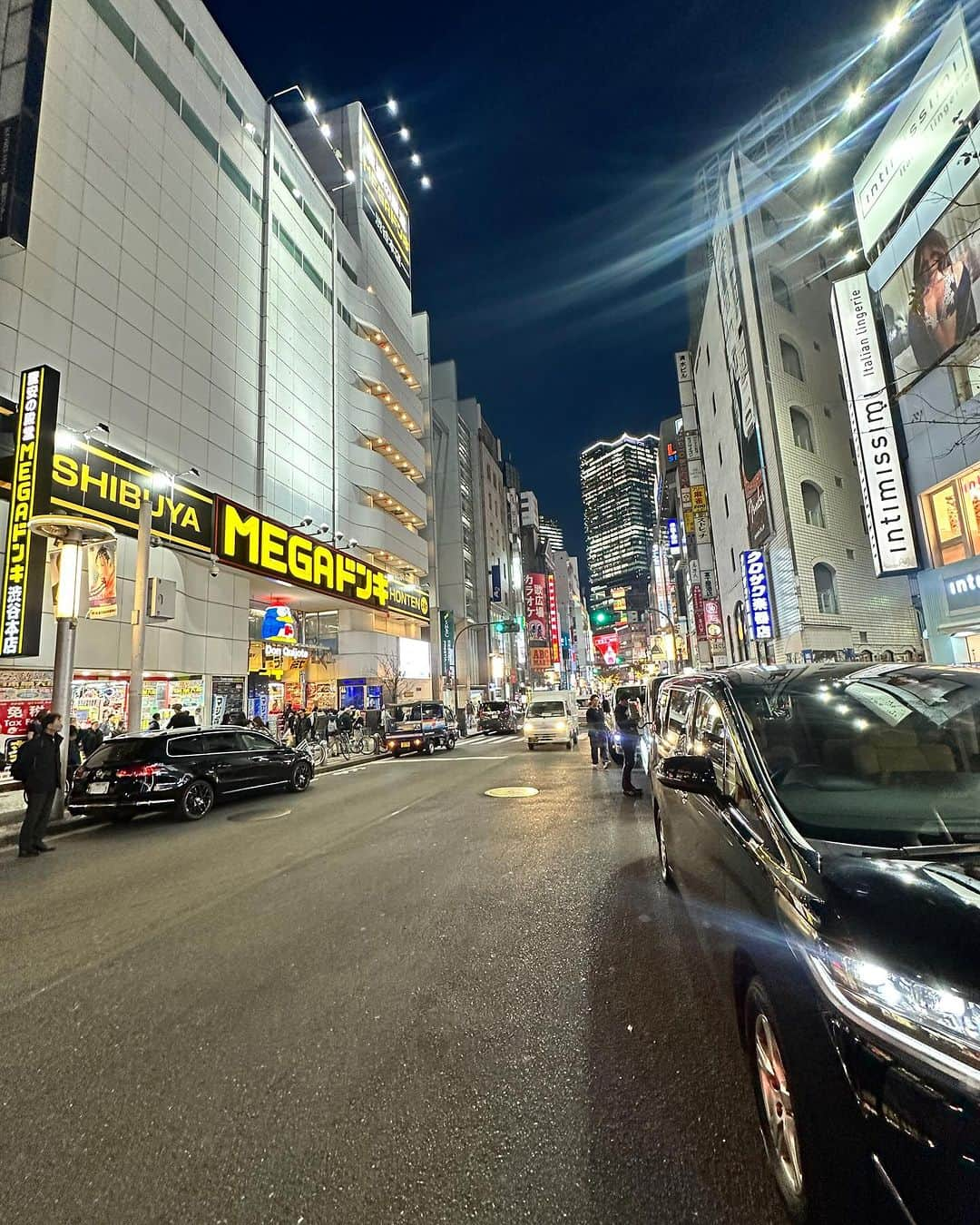 ケアリー・ハートさんのインスタグラム写真 - (ケアリー・ハートInstagram)「Epic last day here in Tokyo!!!! Spent the last day cruising Shabuya, shopping for the family. Got one last sushi train in and had quite the stressful drive to the airport 🤣🤣🤣. Gonna take me a few days to reflect on this trip. And I will be looking at my two @indianmotorcycle that start this week in a much different light. Again, thank you to all of the Japanese builders for the hospitality. I’m in awe of your craft. And special thanks to @indianmotorcycle @dicemagazine @mooneyesjp @forsaken_industries for the once in a lifetime experience.」12月4日 20時08分 - hartluck