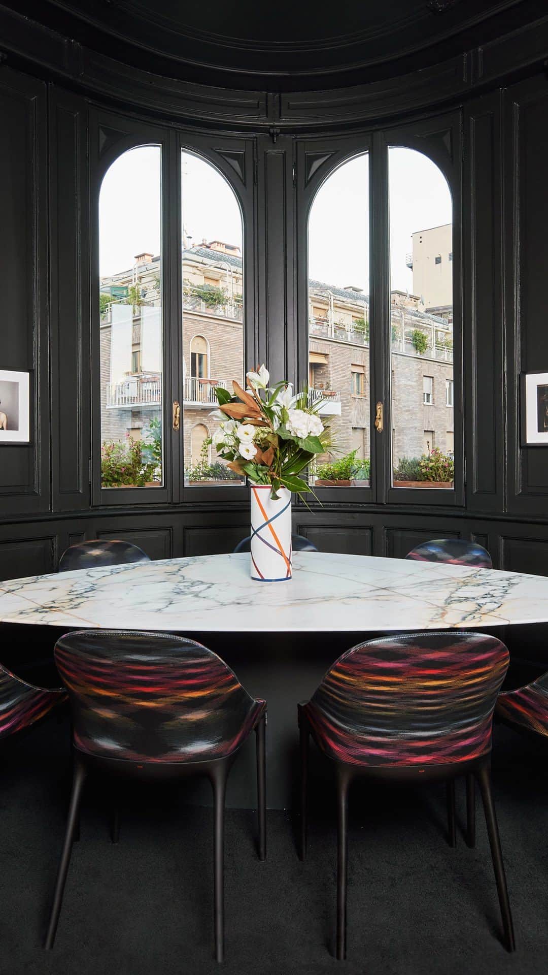 ミッソーニのインスタグラム：「Missoni presents an exclusive collaboration inspired by the joy of sharing the areas of a home. The Creative Director of Missoni Home Collection @alberto_caliri customized the interiors of @paolostella creative hub, @suonarestella, and turned it into a special place of joviality. Enjoy the view.  Chairs, wallpaper and tableware in collaboration with @kartell_official, @jannelli_volpi and @arnolfodicambio_official.  Discover more at the link in bio.   #MissonixSuonareStella #Missoni」