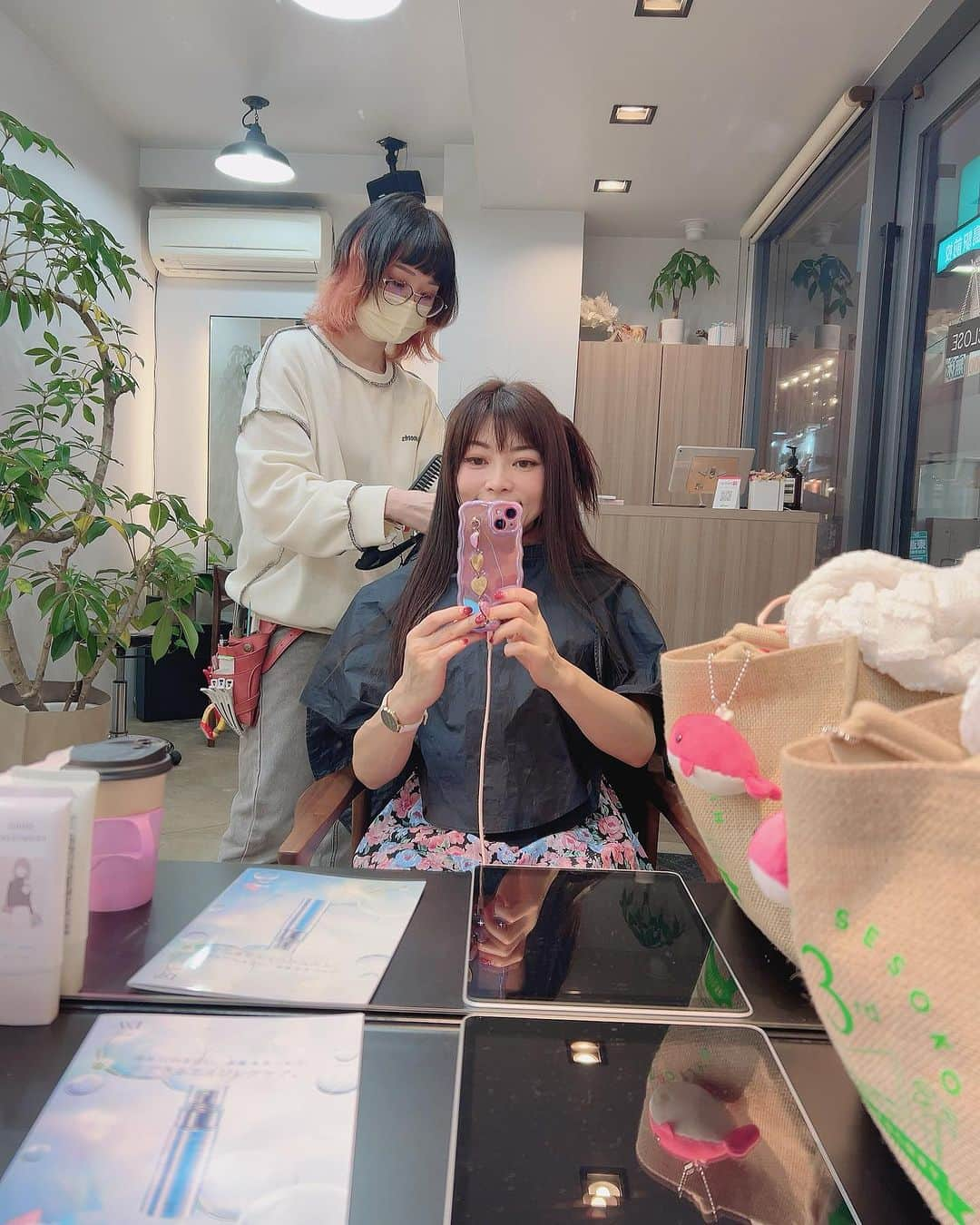 DJ MIYAさんのインスタグラム写真 - (DJ MIYAInstagram)「こんばんは🎀昨日は横浜市の綱島のヘアサロン『Beauty Salon Link』さんで  さらふわ髪質改善トリートメントを体験してきましたぁぁ🎀  PR  @beauty_salon_link_tsunashima   東横線の綱島駅北口の目の前の商店街にあり落ち着いた雰囲気のサロン🌈  シャンプーしてからトリートメントをしてくれて温かいタオルも気持ちいいですぅぅぅ⭐︎✨🌟💫気持ち良くて眠りそうになった🎵  どんどんさらさらになってくるぅ〜！ すごぉぉーい！！！！  ツヤツヤですぅ(^○^)髪がさらっさらになっていてびっくりだよぉ‼️  来た時とは別人の後ろ姿って感じで 髪が生まれ変わりましたぁ♡  指通りなめらかな髪の毛になれてすごく嬉しいです。 髪に栄養分をいれこむことで髪がつやつやへとよみがえり感激ですうぅぅ💖一目瞭然の変化に驚きにゃ*\(^o^)/*  担当してくださったのはスタイリスト平井さん @hirai0205さん  と野村さんです⭐︎✨  とてもリラックスできました♡  どうもありがとうございました(⁎⁍̴̆Ɛ⁍̴̆⁎)  みなさんも綱島の駅前ヘアサロン行ってみてくださいね🎵  https://beauty.hotpepper.jp/slnH000650580/  神奈川県横浜市港北区綱島西１丁目１−１２ 弥生ビル 1階  #pr #ヘアサロン #美容室 #横浜市 #綱島 #綱島ヘアサロン #美容 #美容day  #ロングヘア #ロングヘアー #髪の毛 #トリートメント #綱島美容室 #横浜美容室 #東横線美容室 #綱島駅 #美容インフルエンサー #インフルエンサー #インスタグラマー #美容好き #ヘアケア #ヘアメンテ #ヘアメンテナンス #美容マニア  #美容室好き #ヘアーサロン #神奈川ヘアサロン #港北区 #インフルエンサー #インスタグラマー #美髪ケア  #美髪」12月4日 20時19分 - dj_miya