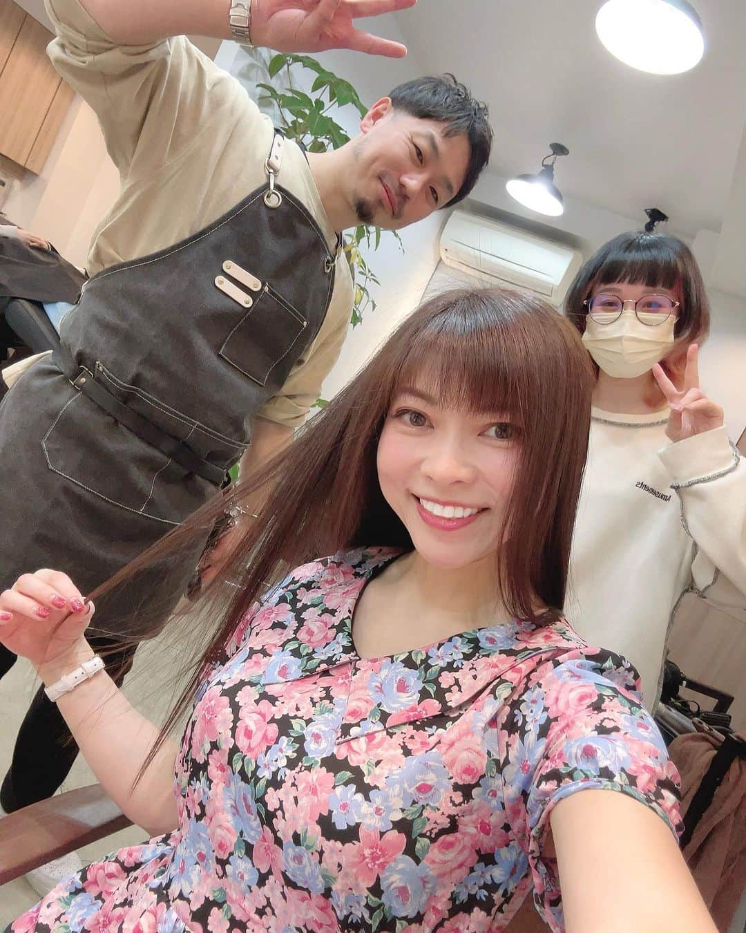 DJ MIYAさんのインスタグラム写真 - (DJ MIYAInstagram)「こんばんは🎀昨日は横浜市の綱島のヘアサロン『Beauty Salon Link』さんで  さらふわ髪質改善トリートメントを体験してきましたぁぁ🎀  PR  @beauty_salon_link_tsunashima   東横線の綱島駅北口の目の前の商店街にあり落ち着いた雰囲気のサロン🌈  シャンプーしてからトリートメントをしてくれて温かいタオルも気持ちいいですぅぅぅ⭐︎✨🌟💫気持ち良くて眠りそうになった🎵  どんどんさらさらになってくるぅ〜！ すごぉぉーい！！！！  ツヤツヤですぅ(^○^)髪がさらっさらになっていてびっくりだよぉ‼️  来た時とは別人の後ろ姿って感じで 髪が生まれ変わりましたぁ♡  指通りなめらかな髪の毛になれてすごく嬉しいです。 髪に栄養分をいれこむことで髪がつやつやへとよみがえり感激ですうぅぅ💖一目瞭然の変化に驚きにゃ*\(^o^)/*  担当してくださったのはスタイリスト平井さん @hirai0205さん  と野村さんです⭐︎✨  とてもリラックスできました♡  どうもありがとうございました(⁎⁍̴̆Ɛ⁍̴̆⁎)  みなさんも綱島の駅前ヘアサロン行ってみてくださいね🎵  https://beauty.hotpepper.jp/slnH000650580/  神奈川県横浜市港北区綱島西１丁目１−１２ 弥生ビル 1階  #pr #ヘアサロン #美容室 #横浜市 #綱島 #綱島ヘアサロン #美容 #美容day  #ロングヘア #ロングヘアー #髪の毛 #トリートメント #綱島美容室 #横浜美容室 #東横線美容室 #綱島駅 #美容インフルエンサー #インフルエンサー #インスタグラマー #美容好き #ヘアケア #ヘアメンテ #ヘアメンテナンス #美容マニア  #美容室好き #ヘアーサロン #神奈川ヘアサロン #港北区 #インフルエンサー #インスタグラマー #美髪ケア  #美髪」12月4日 20時19分 - dj_miya