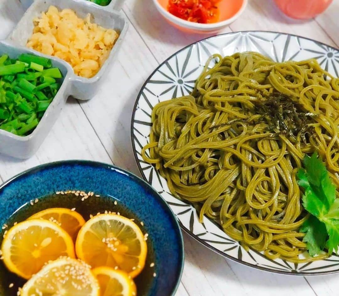 Tomoyo Umezawaさんのインスタグラム写真 - (Tomoyo UmezawaInstagram)「#香川うどん 野菜麺 🥬 麺で野菜の栄養素も取れるなんて最高ー🙌 コシもあって 温かくても冷たくても美味しかった😋 私は ザルそば派 ！  PR #やさいのなちゅるん #お取り寄せ #西宝町アグリ工場 #野菜麺 #おうちごはん #ヘルシー麺」12月4日 20時19分 - _umetomo_