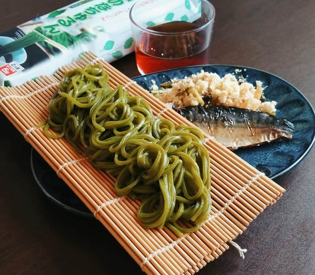 Tomoyo Umezawaさんのインスタグラム写真 - (Tomoyo UmezawaInstagram)「#香川うどん 野菜麺 🥬 麺で野菜の栄養素も取れるなんて最高ー🙌 コシもあって 温かくても冷たくても美味しかった😋 私は ザルそば派 ！  PR #やさいのなちゅるん #お取り寄せ #西宝町アグリ工場 #野菜麺 #おうちごはん #ヘルシー麺」12月4日 20時19分 - _umetomo_