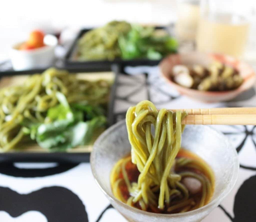 Tomoyo Umezawaのインスタグラム：「#香川うどん 野菜麺 🥬 麺で野菜の栄養素も取れるなんて最高ー🙌 コシもあって 温かくても冷たくても美味しかった😋 私は ザルそば派 ！  PR #やさいのなちゅるん #お取り寄せ #西宝町アグリ工場 #野菜麺 #おうちごはん #ヘルシー麺」