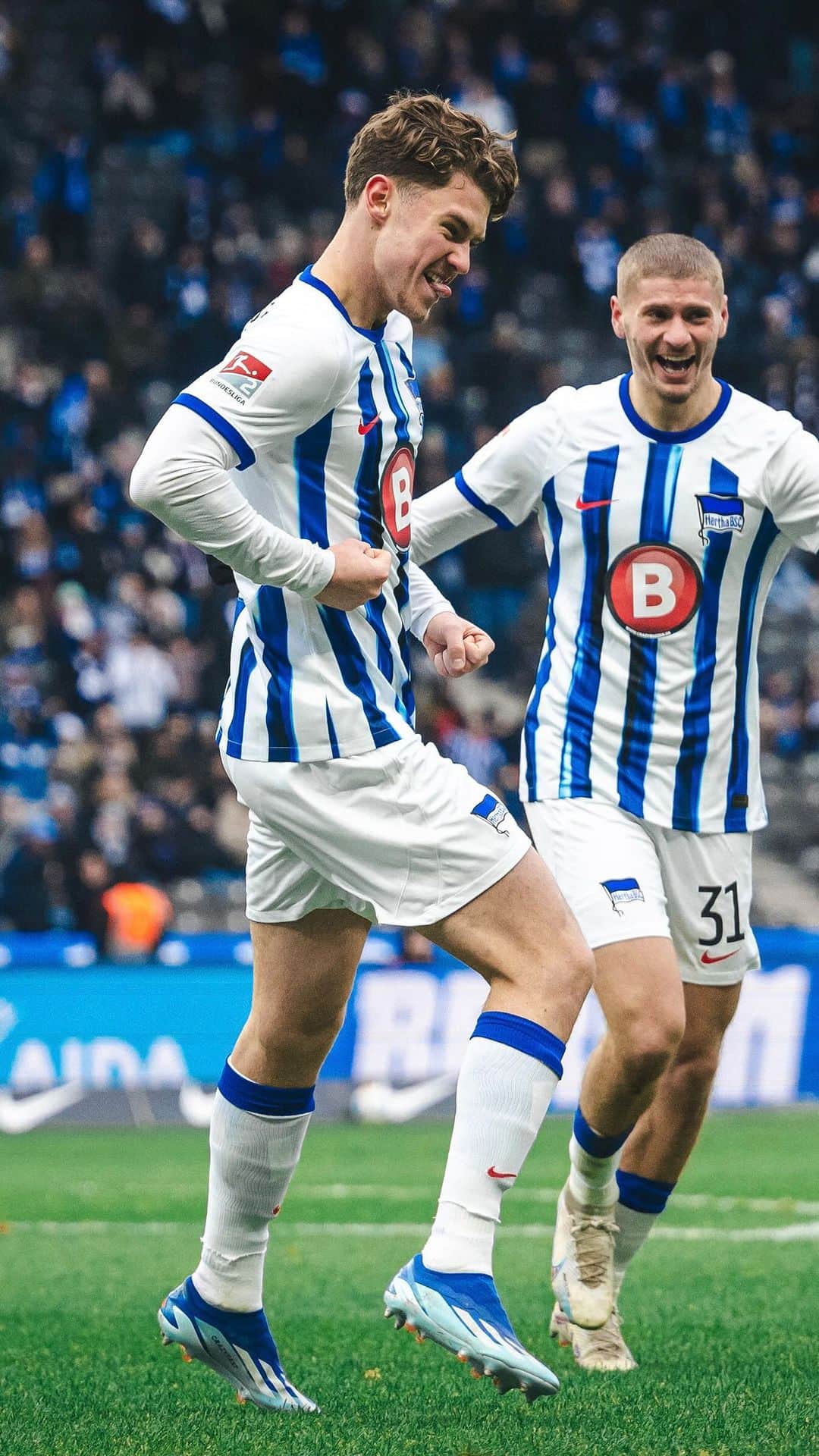 ヘルタ・ベルリンのインスタグラム：「Erstes Tor für @linusgechter im @olympiastadionberlin! ✊💙 Nicht ganz unwichtig der Führungstreffer. 👌  #44 #HaHoHe」