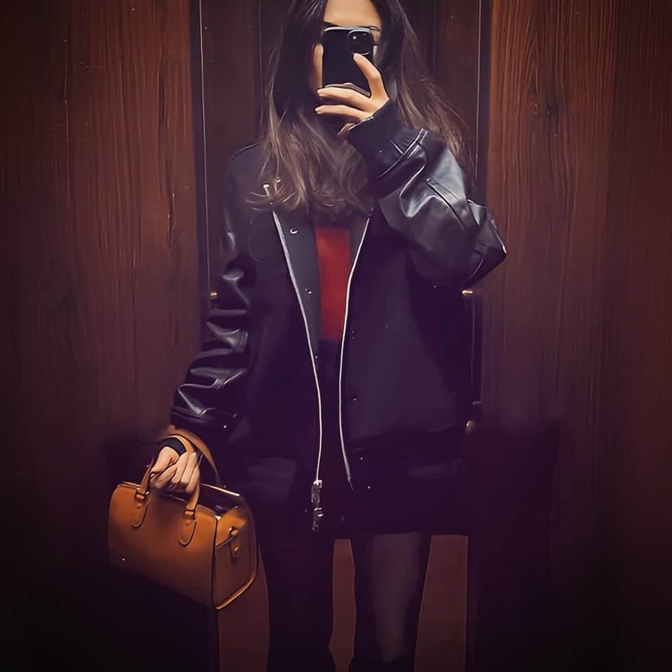 辻直子のインスタグラム：「#stadiumjacket#navy➕red #昔からなぜかスタジャンが大好きです#理由はまったく分からないけれど#♡  理由なんてなくたって猛烈に好きなものってありますよね  洋服って、ルールのなかにあると面白くないのかもしれません  1番は、どれだけ惹かれるか それだけで充分自分に似合う理由になるはずです😘  好きは似合うをつくる♡」