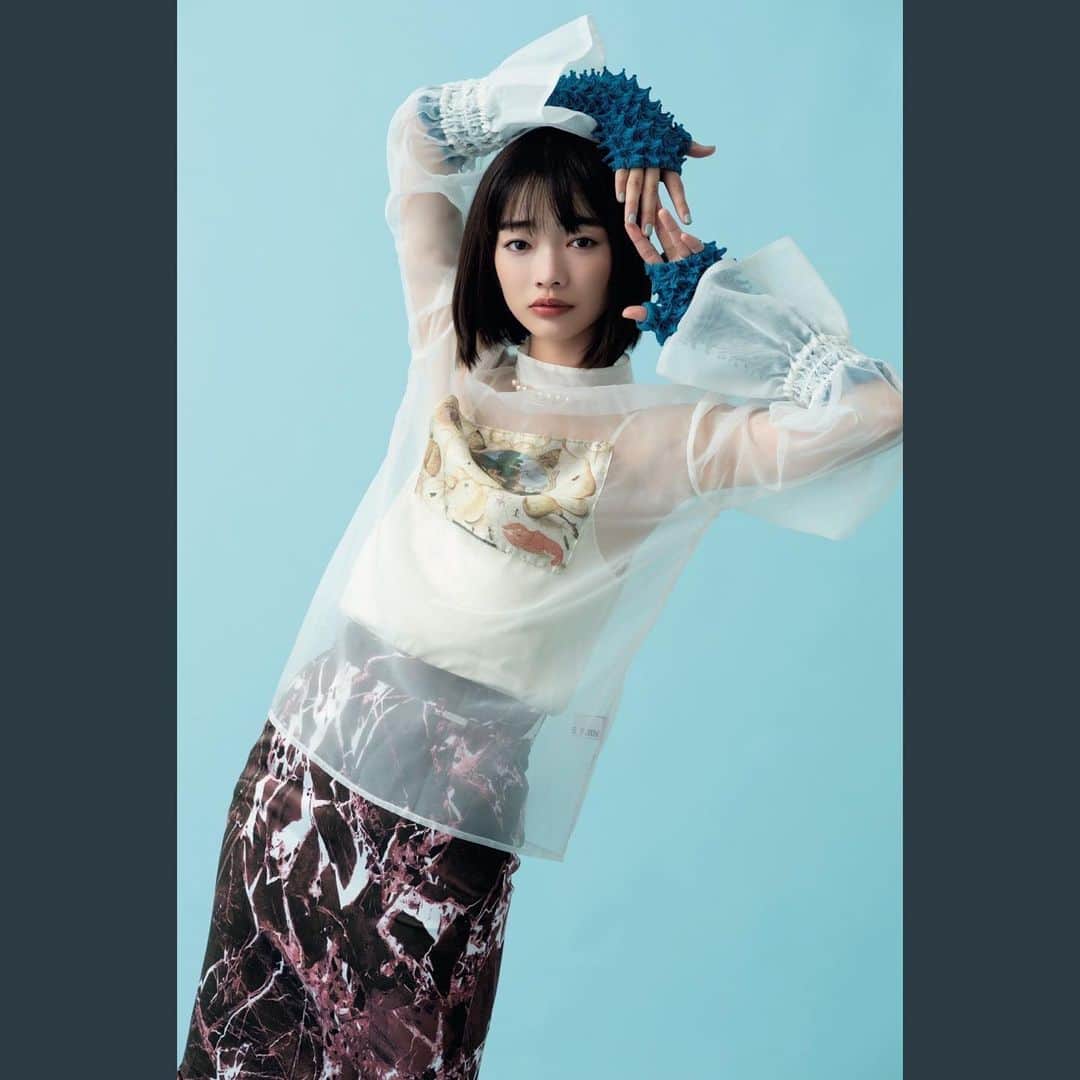 見上愛さんのインスタグラム写真 - (見上愛Instagram)「装苑1月号 多才な人の多彩な理由　にてインタビューして頂きました！ 中高の同級生とはじめた雑誌『Muffin magazine』 @muffin_mag のお話（始めた経緯や編集長という肩書きになった理由)などをしています。そして、別のページでは　@yasashimiyoshi のことを紹介しています。 他のページにも友人が載っていたりして、なんだか嬉しいので、私は完全保存版用も買いました。ご褒美だ。」12月4日 20時16分 - mikami_ai_