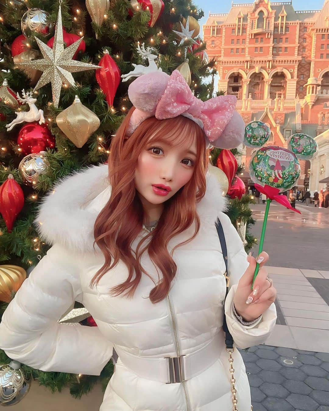 まゆぴちゅーのインスタグラム：「𝑿'𝒎𝒂𝒔 𝑫𝒊𝒔𝒏𝒆𝒚🎅🎄❤️  今日シーに行ってきたよん♡！  クリスマス時期のディズニーは さーむいけどほんとパーク内きらきらで かわいいし綺麗だし好き！！！🥺🎄❤️  このクリスマスのミッキースティックも 思わず可愛くて買ってしまった🤤🤤💞  カチューシャも薄ピンクのもこもこのかわゆ♡  みんなはこの時期のディズニー 行った？or行く予定ありますか？🎅🏻♡ . . . #ディズニーコーデ #ディズニーシー #ディズニー写真部 #ディズニークリスマス #ディズニーカチューシャ #クリスマスディズニー #ホワイトコーデ #disneysea #tokyodisneysea #disneyphoto」