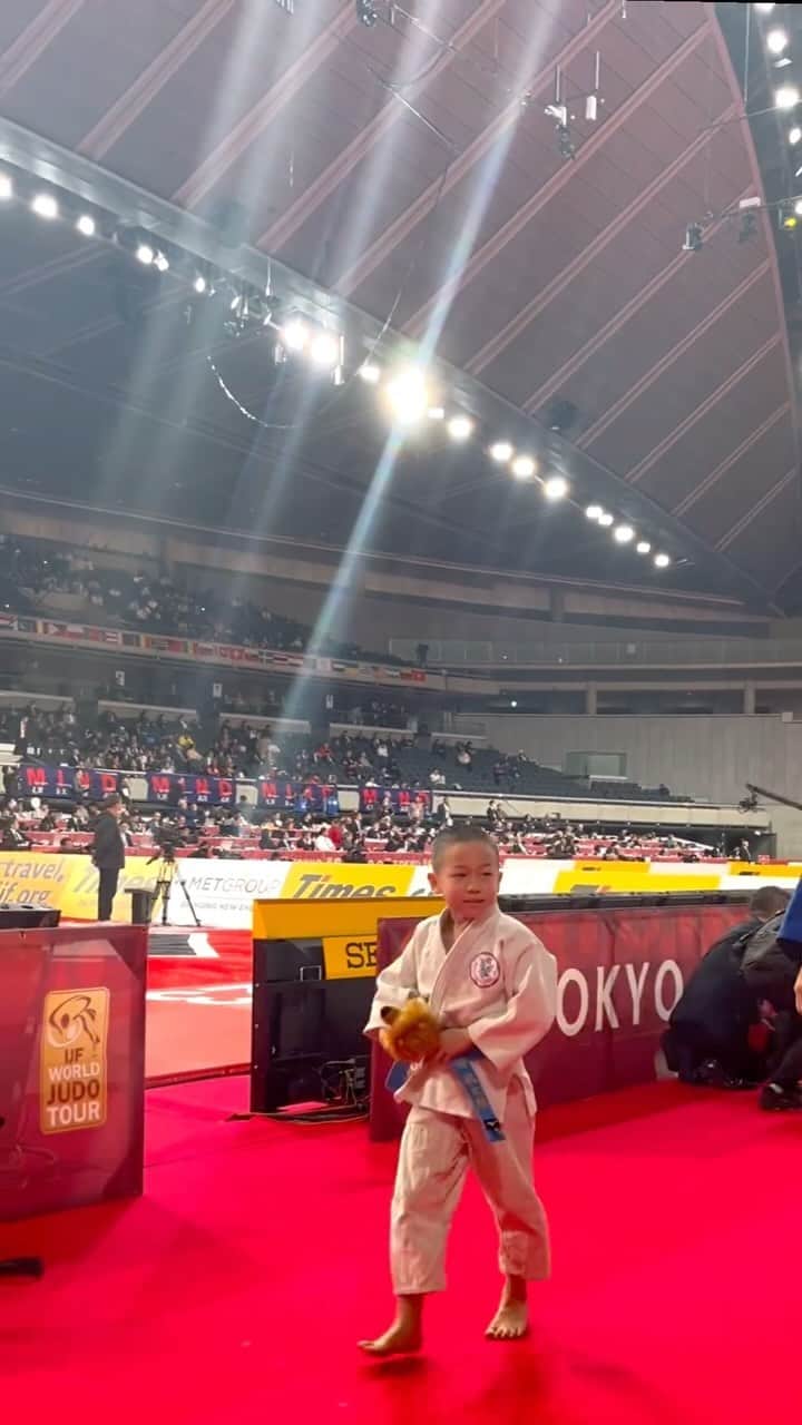 全日本柔道連盟(AJJF)のインスタグラム：「メダリスト✖︎キッズ柔道家エキシビジョンマッチ 大会裏側の様子をお届けします📣 少し緊張しながらも笑顔で試合に臨みました✨☺️ キッズと対戦したのは、新井千鶴さん・大野将平さんです！ 応援ありがとうございました💫  #gstokyo#judo #柔道 #グランドスラム東京 #みんなの柔道」