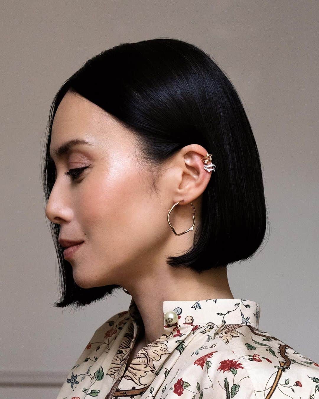 中谷美紀さんのインスタグラム写真 - (中谷美紀Instagram)「皆様こんばんは。  この夏、幸運にも何度かパリを訪れる機会があり、FIGARO JAPONの、表紙を含むエディトリアル撮影にて、Diorのクルーズコレクションの数々を纏い、ヴィクトワール・ドゥ・カステラーヌさんがデザインなさった新作ジュエリーも数々身につけさせていただきました。  撮影をしてくださったポールさんは中国系イギリス人なのですが、パリのアパルトマンに差し込む光と陰を見事に捉えていらしたので、「日本には谷崎潤一郎という文豪がいて、『陰翳礼讃』という随筆で、陰影の美しさについて説いているんですよ」と伝えるべく、英題の「In praise of…」まで口にしたところで、「もちろん谷崎のIn praise of shadowsは読んでいるよ」とおっしゃったのでした。  かねてより、海外から日本へいらした文化に関心の高いお客様には、英語版の「陰翳礼讃」を差し上げていたのですが、美しい文学や芸術は国境を超えて愛されることを目の当たりにすることとなり、この度のポールさんには差し上げる必要がありませんでした。  マリア・グラツィア・キウリさんによるメキシコのフリーダ・カーロからインスパイアされたという心踊るコレクションと、貴重なジュエリーの数々、そして、レンブラントや谷崎潤一郎が愛した陰影を焼き付けた写真の数々をぜひご覧くださいませ。  今宵も皆様が穏やかにお過ごしくださいますように。  @madamefigarojapon  @dior   #フィガロジャポン #マダムフィガロジャポン  #マリアグラツィアキウリ #ヴィクトワールドゥカステラーヌ #ディオール #ディオールジュエリー #ディオールクルーズ2023 #中谷美紀 #figarojapon #madamefigaro #madamefigarojapon  #mariagraziachiuri  #victoirdecastellane  #mikinakatani  #dior #diorjoaillerie  #diorcruise2023」12月4日 20時19分 - mikinakatanioffiziell