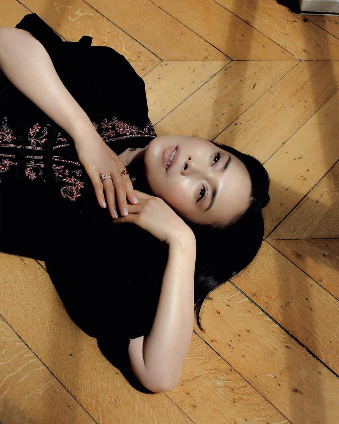 中谷美紀さんのインスタグラム写真 - (中谷美紀Instagram)「皆様こんばんは。  この夏、幸運にも何度かパリを訪れる機会があり、FIGARO JAPONの、表紙を含むエディトリアル撮影にて、Diorのクルーズコレクションの数々を纏い、ヴィクトワール・ドゥ・カステラーヌさんがデザインなさった新作ジュエリーも数々身につけさせていただきました。  撮影をしてくださったポールさんは中国系イギリス人なのですが、パリのアパルトマンに差し込む光と陰を見事に捉えていらしたので、「日本には谷崎潤一郎という文豪がいて、『陰翳礼讃』という随筆で、陰影の美しさについて説いているんですよ」と伝えるべく、英題の「In praise of…」まで口にしたところで、「もちろん谷崎のIn praise of shadowsは読んでいるよ」とおっしゃったのでした。  かねてより、海外から日本へいらした文化に関心の高いお客様には、英語版の「陰翳礼讃」を差し上げていたのですが、美しい文学や芸術は国境を超えて愛されることを目の当たりにすることとなり、この度のポールさんには差し上げる必要がありませんでした。  マリア・グラツィア・キウリさんによるメキシコのフリーダ・カーロからインスパイアされたという心踊るコレクションと、貴重なジュエリーの数々、そして、レンブラントや谷崎潤一郎が愛した陰影を焼き付けた写真の数々をぜひご覧くださいませ。  今宵も皆様が穏やかにお過ごしくださいますように。  @madamefigarojapon  @dior   #フィガロジャポン #マダムフィガロジャポン  #マリアグラツィアキウリ #ヴィクトワールドゥカステラーヌ #ディオール #ディオールジュエリー #ディオールクルーズ2023 #中谷美紀 #figarojapon #madamefigaro #madamefigarojapon  #mariagraziachiuri  #victoirdecastellane  #mikinakatani  #dior #diorjoaillerie  #diorcruise2023」12月4日 20時19分 - mikinakatanioffiziell
