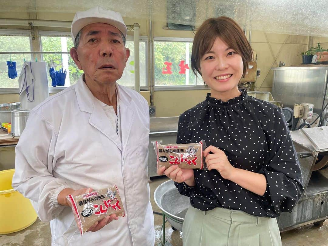 岩間瞳さんのインスタグラム写真 - (岩間瞳Instagram)「＼イチオシ！川崎こんにゃく／  前々回になりますが 川崎町特産のこんにゃくについて取材しました🍲  町では30年以上変わらない作り方で親しまれていて なんといっても特徴は「歯切れ・歯触りのよさ」！  こんにゃく芋を 細かい粉にするのではなくすりおろして使ったり バタ練り機という昔ながらの機械を使って 空気をたくさん含ませたりすることで その独特の食感を出しているそう🙆‍♀️  加工組合は大宮さんただ1人になりましたが 特産品を絶やすまいと作り続けています 難しい手作業のこんにゃく作りに取り組む大宮さんの姿に 私自身も仕事への向き合い方を勉強させていただきました...！  この味わいがこれからも守られ続けていきますように...！ 町内のみちのく杜の湖畔公園や 村田町の道の駅などで買うことができるようです😉  NHK仙台のHP→知っトク東北のWEB記事も ぜひご覧ください🙏  ⁂⁂⁂ あっという間に12月...😳 今年はやり残したことがまだまだあるので 1日1日を大切にこの1年も振り返りながら 健康第一で過ごしていきたいと思います🙋‍♀️ みなさんも体調崩されませんよう...✨ ⁂⁂⁂  #宮城 #宮城グルメ #仙南 #仙南グルメ #川崎町 #特産品 #川崎こんにゃく #生芋こんにゃく #こんにゃく #手作り  #みやぎイチオシ #てれまさ #取材レポ #アナウンサー #キャスター #岩間瞳」12月4日 20時20分 - iwama1313