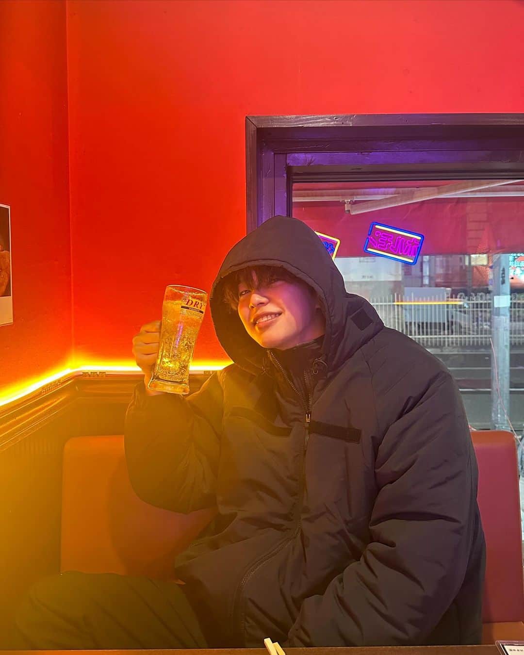りょーたさんのインスタグラム写真 - (りょーたInstagram)「某韓国アイドル兼俳優の撮り方真似してみた🍻 • • • • • #데일리 #좋아요반사 #팔로우 #좋아요반사 #メンズファッション #メンズコーデ  #メンズライク  #お洒落さんと繋がりたい #カジュアル #カジュアルコーデ #カジュアルファッション」12月4日 20時20分 - ryota_926