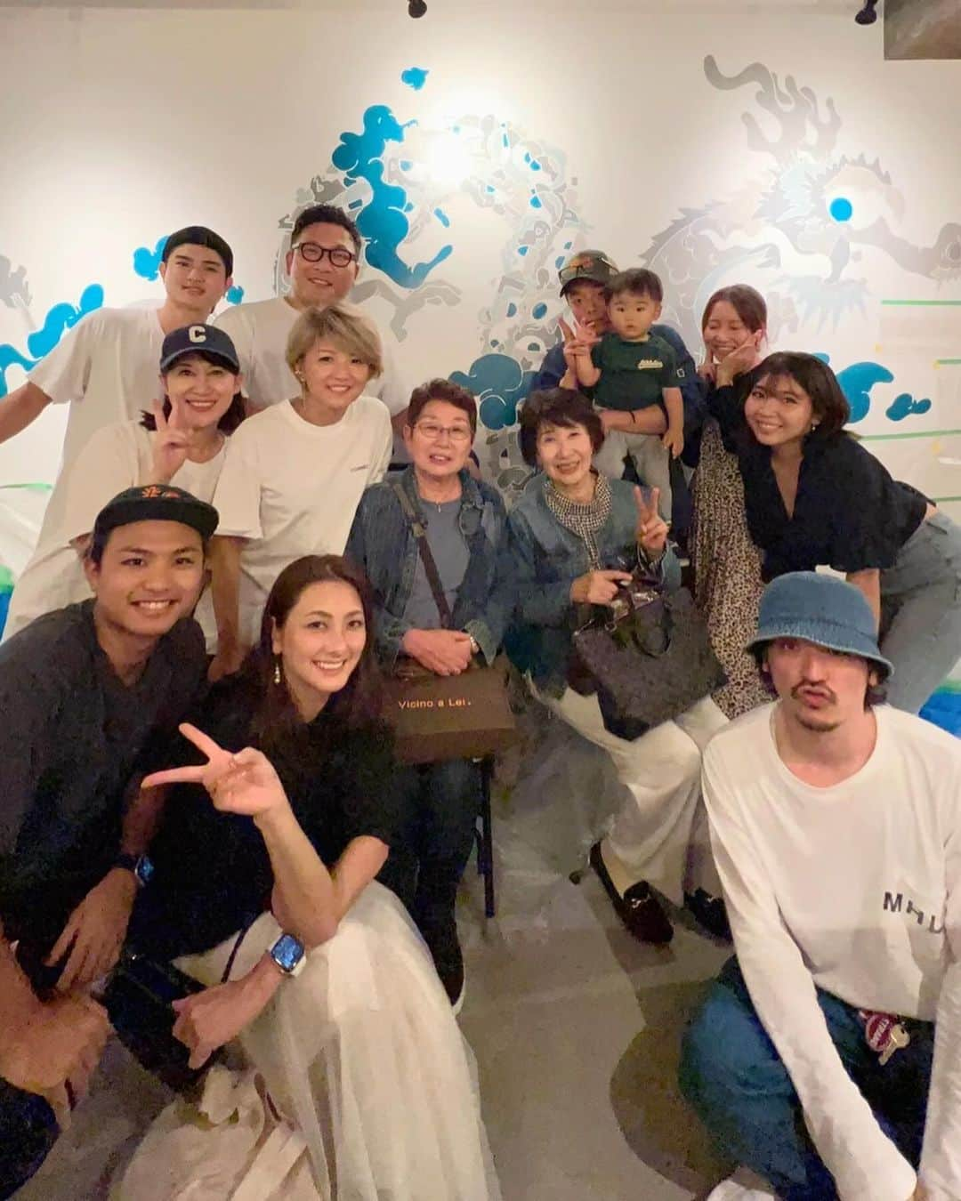 鈴木蛍のインスタグラム：「今年もお母さんと叔母さんが東京旅行に来てくれました♪ 今回は、鎌倉→横浜→軽井沢→草津→熱海という弾丸ツアー🧳 ばっちりみっちり計画してハードに連れ回したけど、 満足してくれたみたい🤭 念願のフカヒレの姿煮を食べる事と草津温泉と紅葉が見れた事をめちゃくちゃ喜んでました💕 軽井沢はちょうど紅葉が綺麗で美しかった🍁  手伝っているお店の401にも顔を出してくれて東京の家族とも会えてよかった✨  #東京旅行 #お母さん #叔母さん #弾丸ツアー #ハード旅行  #401 #草津温泉 #熱海温泉 #軽井沢 #鎌倉 #横浜中華街  #家族旅行 #紅葉」