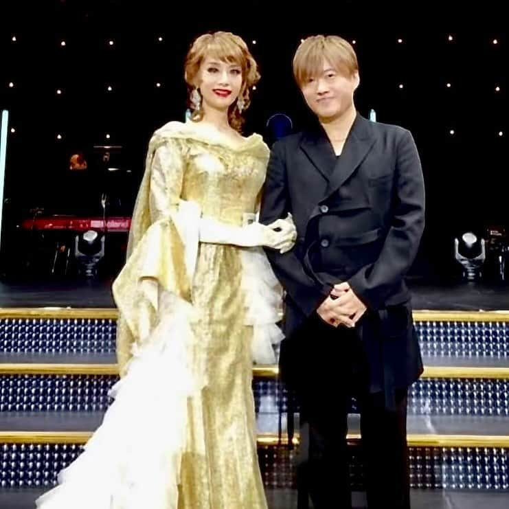 小渕健太郎のインスタグラム：「昨夜、大地真央さんの50周年記念コンサート「PURE GOLD」にゲスト参加させていただきました。  真央さんの1973年からの舞台の歴史を追った一部は、もう聴く事の出来ない当時の舞台曲を沢山披露され、ファンの方々は、タイムマシンに乗った様な、奇跡の時間だった事とおもいます。  時に可憐な、時に勇敢な立ち姿、歩き方、視線の送り方、その一挙手一投足の美しさは、誰も真似が出来ない事を改めて感じました。  二部は、気さくな真央さんの軽快なトークと、オリジナルソング。真央さんは、本っっ当に面白い。笑 布袋寅泰さんや、藤井フミヤさんからの提供楽曲も、とても素晴らしい楽曲でした。  そして今回、50周年を記念して「チケット」という楽曲を作らせてもらいました。  夏頃、真央さんとご主人の森田恭通さんとお食事しながら、詩のイメージを膨らませました。 ステージでは、横でギターを弾きながら、何度も鳥肌がたちました。我ながら、真央さんにピッタリの曲が出来たと思っています。  真央さんと、ファンの皆さんを繋いできた「チケット」という１枚の紙の存在に、色んな想いを乗せて。  舞台の度に、入り口でチケットの端っこを千切って渡す事に、何か意味がある様な気がして。  客席の皆さんに「今までの真央さんのチケットの半券、お持ちの方いらっしゃいますか？」と質問すると、多くの方が大切に取ってらっしゃるという事で、それはとても嬉しかったです。  日付と座席の書かれたチケットの半券は、その日の自分、思い出。千切って渡す部分は、日頃生活の中で乗り越えている、色んな想い。  それを受け取って、真央さんはステージに立ち、「座席」というその方だけの居場所を作り、そこに向かって、燦然と輝く光や希望を届けてるんだろうな。 そんなイメージの歌です。  いつかまた、真央さんの歌声で聴いてみたいです。 もし、この曲をレコーディングされる事があったら、張り切ってアレンジします！  そしてもう一曲「コブチ」と「ダイチ」で、「コブダイ」を結成し「轍」を！🐟  真央さんを、擬似の「ストリートライブ」に連れ出しました。きっと誰も見た事ない真央さんの姿がそこにはありました。 いつの間にか、ノリノリの客席の熱に向かって、思いっきり弾けました。  昨夜結成。一旦解散。笑  再結成ライブがあったら、観にきてください！  こんな素晴らしい機会を与えてくださった真央さんに、感謝の気持ちでいっぱいです。  そして、優しく受け入れてくださった真央さんファンの皆さん、駆けつけてくれたコブクロのファンの皆さん、コンサートに関わった演者、スタッフの皆さん、ありがとうございました！  真央さん、50周年、おめでとう御座います。 これからもずっと応援しています！  #大地真央#MAODAICHI#50周年記念コンサート #コブクロ#小渕健太郎#チケット#轍」