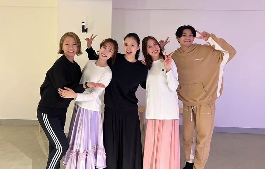 彩凪翔さんのインスタグラム写真 - (彩凪翔Instagram)「彩凪翔 Christmas Dinner Liveの初通し稽古でしたぁ✨✨ お稽古後の写真載せます👍  Liveはですね✨盛り込みすぎの盛り盛りです(笑)🤣 歌あり、踊りあり、剣舞あり、3人でのチャレンジ曲もありますっっもちろん私のチャレンジも沢山^_^ 日頃の感謝の気持ちと心を込めてお届けします✨✨  そしてゲストは#七海ひろき さん、#有沙瞳 ちゃんが出演してくださいます^_^ お二人とも曲や雰囲気がガラッと変わります✨私も楽しみ🤭🤭 お客様にもきっと楽しんでいただけるLiveになると思います🎄  お申し込みまだのかたは 東京會舘さんのHPにアクセスください👍👍  東京會舘一般予約受付中：12月8日（金）10:00締切 https://www.kaikan.co.jp/news/20230911_004229.html  【ライブタイトル】  「彩凪翔 Christmas Dinner Live」  【キャスト・スタッフ】 主演・構成・演出　彩凪翔  (敬称略) 出演・殺陣/剣舞振付　川隅美慎 (CAST　CORPORATION)  出演　桜庭舞（元宝塚歌劇団星組）　花束ゆめ（元宝塚歌劇団雪組）  ランチの部スペシャルゲスト　七海ひろき(元宝塚歌劇団　ANDSTIR)  ディナーの部スペシャルゲスト　有沙瞳（元宝塚歌劇団星組  長良プロダクション）  音楽監督　竹内一宏 振付　橋本由希子、花束ゆめ  【協賛】 株式会社アドバンス、株式会社平成プロジェクト、三松堂株式会社、他  【衣装協力】 栄レース株式会社  ※各回スペシャルゲストコーナーの内容、お食事の内容は異なります。  【日時】 2023年12月22日（金） 12:00-13:30（お食事）/13:30-14:45（ライブ） 17:15-18:45（お食事）/18:45-20:00（ライブ）  【会場】 東京會舘　丸の内本館3F　ローズ  【料金】 35,000円  【お問い合わせ先】 TEL:03-3215-2111（代表）MAIL:event@kaikan.co.jp 東京會舘「彩凪翔ディナーライブ」係まで（受付時間：平日10:00-18:00）  #クリスマスライブ #殺陣 #剣舞 #ダンス #東京會舘  #桜庭舞　ちゃん #花束ゆめ ちゃん #川隅美慎　君 #橋本由希子 ちゃん　　今回も素敵な振付🥰  #彩凪翔」12月4日 20時23分 - sho_ayanagi_official