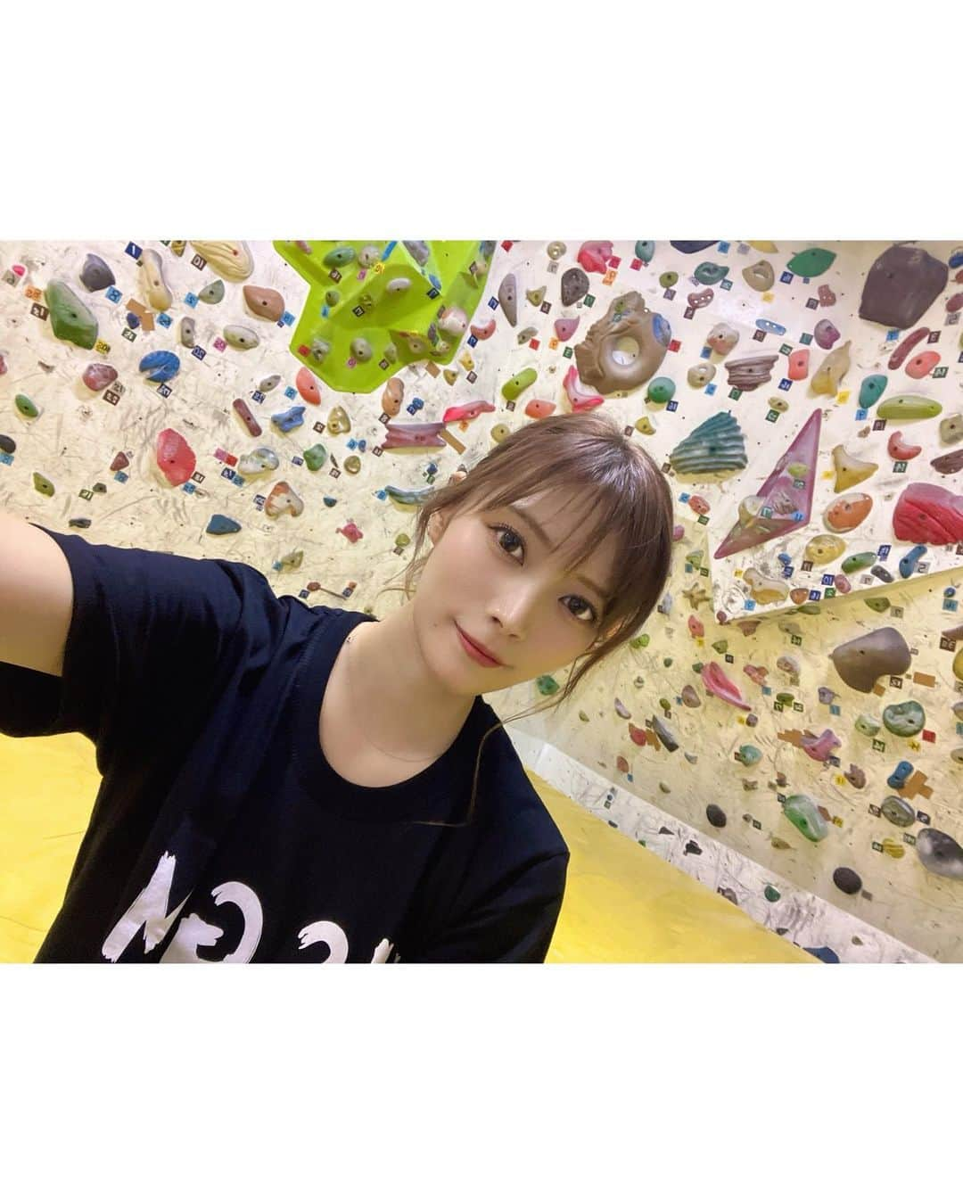 橋本真帆のインスタグラム：「♡ . . この間ボルダリングしてきた〜🧗 次の日けっこう腕の筋肉痛きちゃうけど とても楽しかった😘 登るより最後に飛び降りる方が怖かった😂笑 . . . . . . . . #ボルダリング #ボルダリング女子 #楽しいこと  #珍しくtシャツ着てる #筋肉痛」