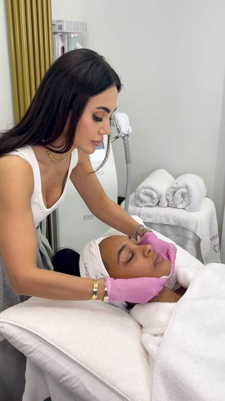 シャーロット・ティルベリーのインスタグラム：「Celebrity aesthetician @sadaf_jaffari shows us the expert-loved skincare icons behind @jourdandunn’s glowing, gorgeous #FashionAwards complexion – featuring Charlotte’s Super Radiance Resurfacing Facial and NEW! Magic Water Cream to rejuvenate and flood skin with moisture for a RADIANT GLOW! 🌟💧  Stay tuned for more behind-the-scenes skincare magic from tonight’s red carpet! 💫  #CharlotteTilburySkincare #MagicSkin」