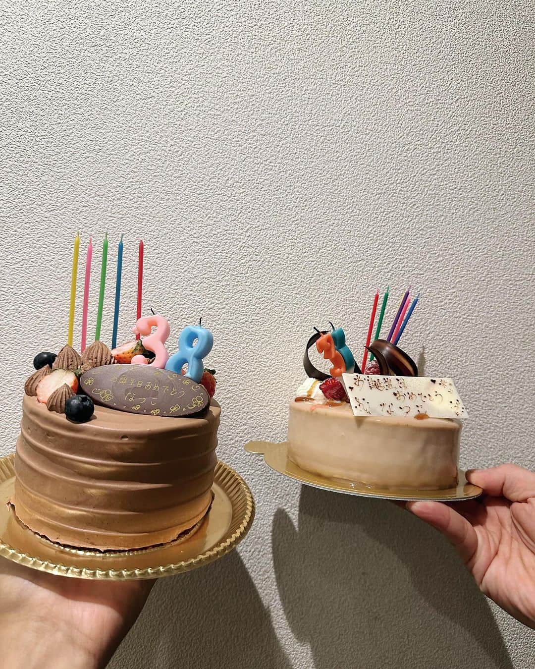 ギャル曽根のインスタグラム：「誕生日🎂 美味しそうなケーキが2つあったから今回は2つとも買ってきてくれたらしい。 #ありがとうパパ。 #ロウソク間違ってる #なんで38？ #26だよ。 #笑 #なつこは私です。 #❤️」