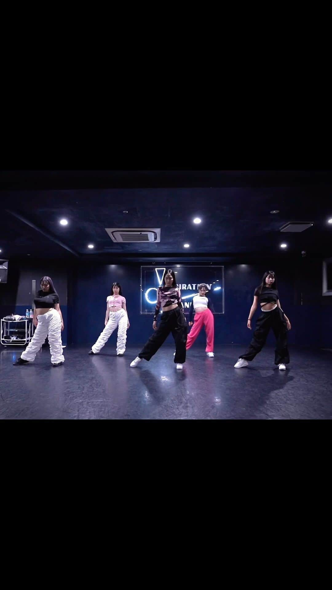 花岡なつみのインスタグラム：「❤︎❤︎❤︎  It Girl / @aliyahsinterlude  choreo by @natsumi_hanaoka   dance with @n_i_n_a_pink  @hnnoisy  @avocado_1012  @em_imdc   #背景と同化してて辛い  #同化するってわかってても #毎回黒着ていっちゃうのやめたい   #dance#choreography#choreo#jazzfunk#itgirl」