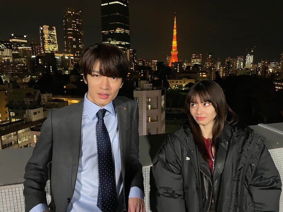 今日からヒットマンのインスタグラム：「🗼 夜景とお二人✨ ラブリーマン第3話もご覧いただけましたか😎？  #今日からヒットマン 第6話見逃しはTVerで-` ̗ 🔫  #今日からラブリーマン は #テラサ で配信中💜  #ものいいたげな #舞香さんの表情😂 #深澤辰哉 #SnowMan #山本舞香 #第7話 #12月8日金曜よる11時15分 ※一部地域を除く」