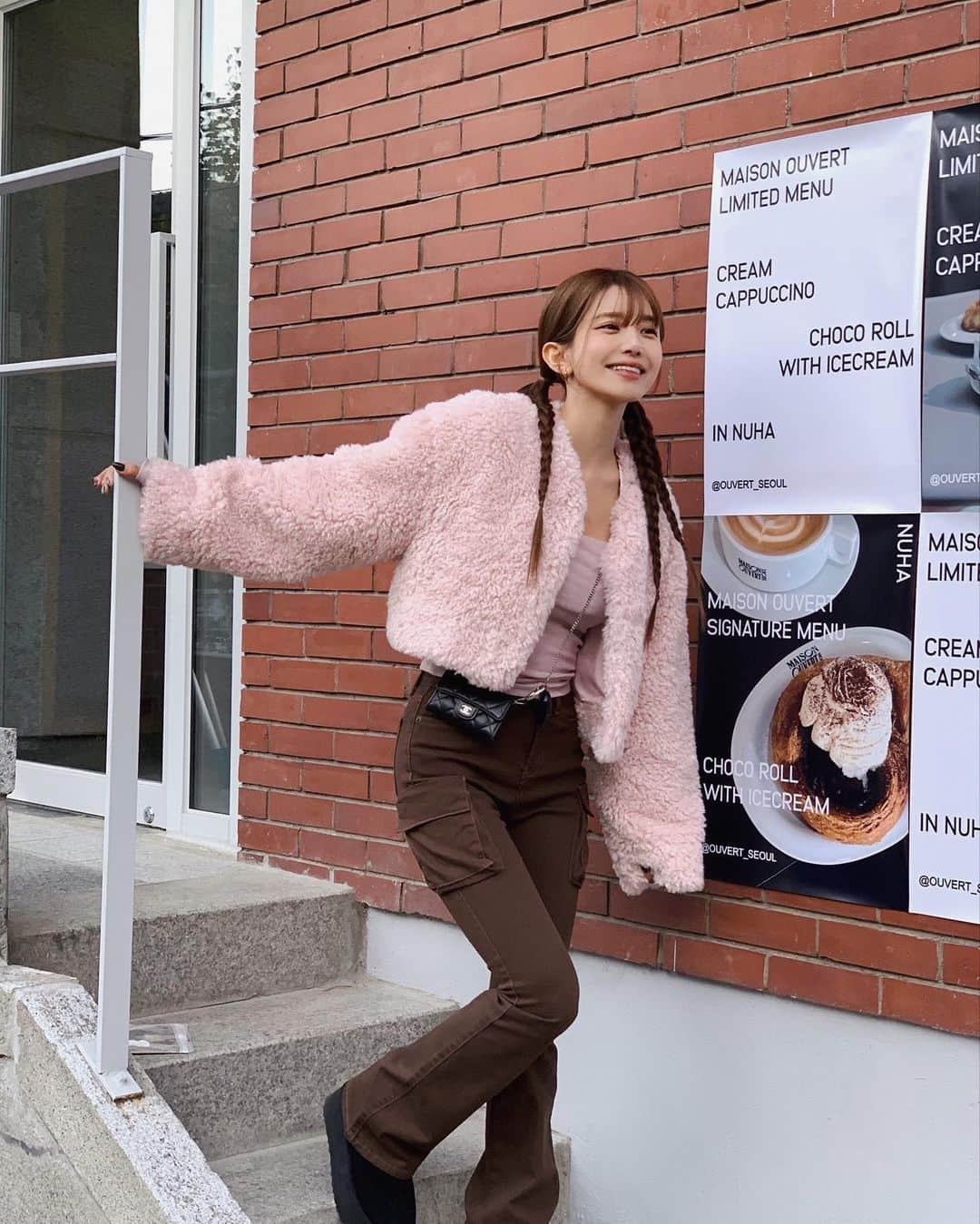 スナイデルのインスタグラム：「.  OUTER SNAP SNSで気になるあの子の”真冬の着こなし”  話題のアノ人が、どんなファッションをしているのか。 韓国インフルエンサー2名がSNIDELのお気に入りアウターを主役に本気コーデ♡  ▸Hye Mi @hyemmm1   Item01 #Sustainableショートボアコート 21,780yen  Item02 #カシミヤ30%混ベーシックコート 58,300yen  #23WinterSNIDEL #SNIDEL#スナイデル#winter @marshmallow_presscat @snidel_home_official @snidelbeauty @usagionline」