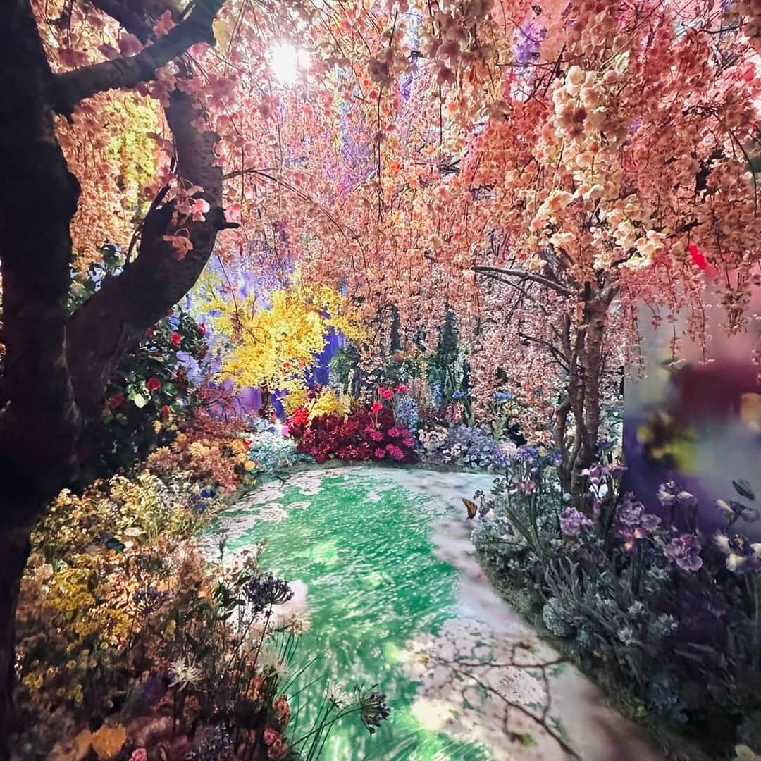 片山正通さんのインスタグラム写真 - (片山正通Instagram)「蜷川実花 による “ Eternity in a Moment 瞬きの中の永遠 ” 展のレセプションにお邪魔してきました。 様々なメディアを使った実花さんの新しい試みが随所に！すごいスケールで展開されています。 このイベントを実花さんと共に作られた宮田 裕章さん( データサイエンティスト・慶應義塾大学教授 )にもご挨拶出来ました。 実花さんおめでとうございます。 @ 虎ノ門ヒルズ ステーションタワー ／TOKYO NODE   I attended the reception for Mika Ninagawa's "Eternity in a Moment" exhibition. Mika's new attempts to use various media are everywhere! The exhibition is being developed on an amazing scale. I was also able to meet Mr. Hiroaki Miyata (data scientist and professor at Keio University), who created this event together with her. Congratulations to Mika-san! @ Toranomon Hills Station Tower / TOKYO NODE」12月4日 20時29分 - masamichi_katayama