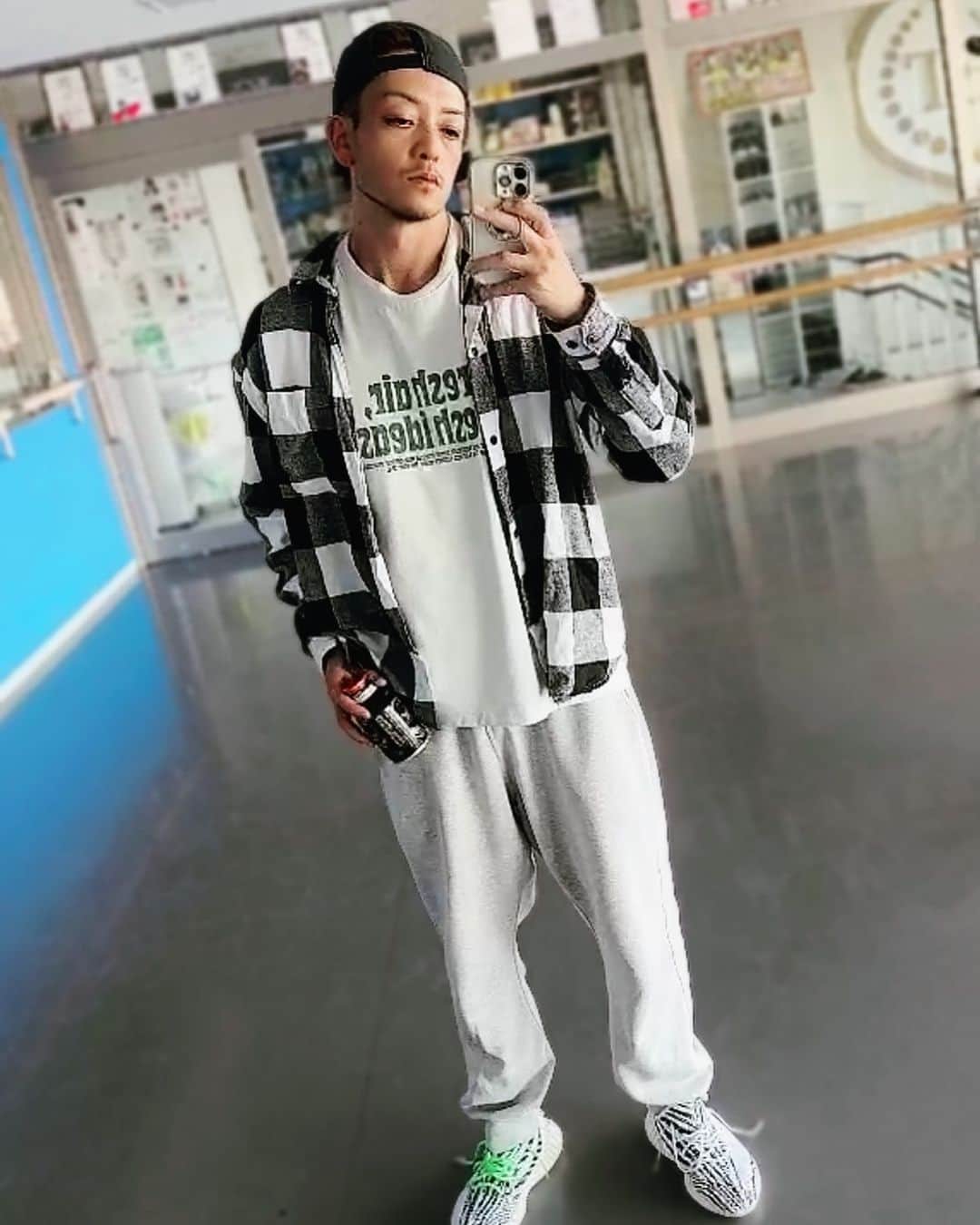 SHU-YAのインスタグラム：「振り作りにスタジオに。  ついでにのんびりストレッチ。  ダンスのお仕事もしますが、ダンスは楽しいのマインドを越えない範囲で。  昔、何も感じなくなった時、改めて刺激を受けにNYに渡りました。  全身と頭を使うダンスは脳の活性化にもとても良い。  おじいちゃんになっても何かしらは動いていたいな👴  #ダンス #脳の活性化 #ワークアウト #newyork #ニューヨーク #朝活 #yokohama」