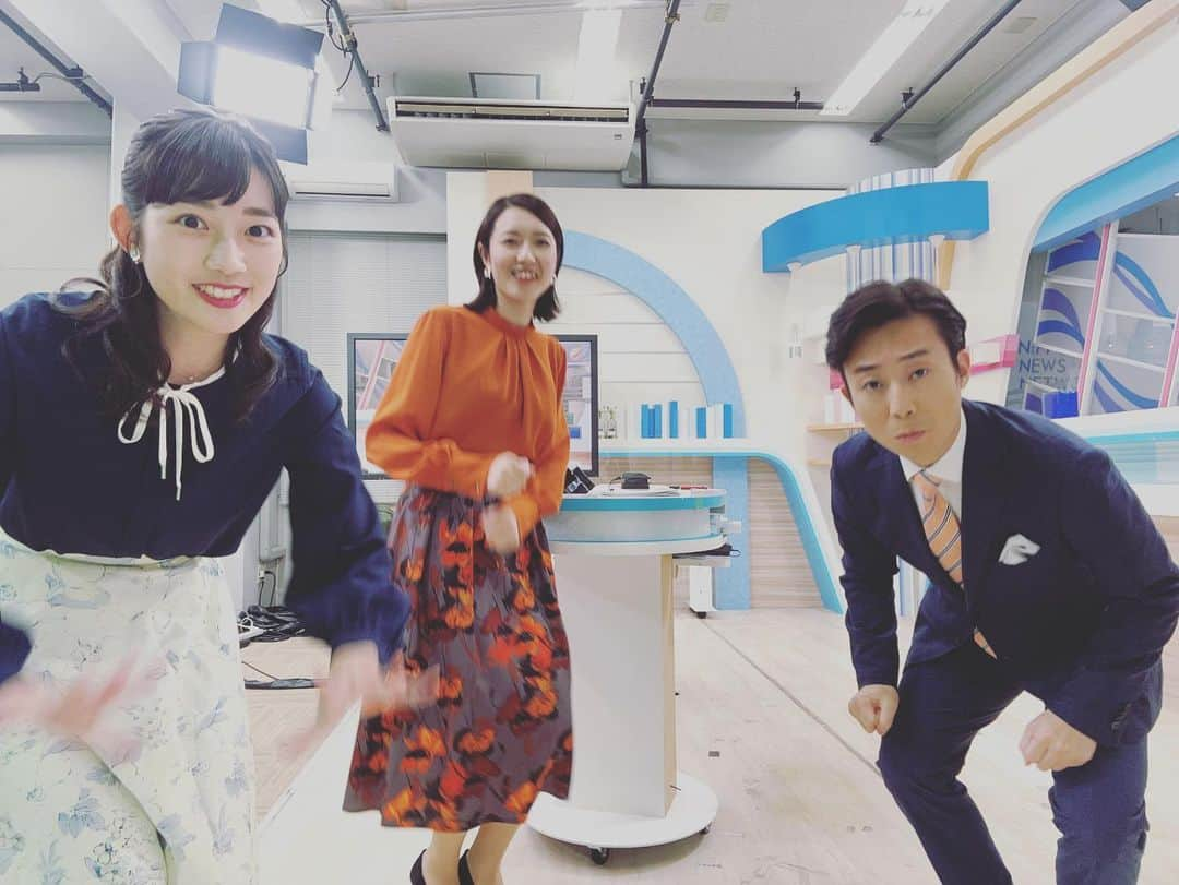 松本亜美さんのインスタグラム写真 - (松本亜美Instagram)「今日も新潟一番をご覧いただきありがとうございました😊 3部終了後のオフショット！ 自由にポーズを取ってみました📸  いつもピントを持っていく内田さんが珍しくブレています！ 可愛い斎藤さんはオレンジが鮮やかです🍊 私は何か見えています🔮 的なポーズになりました。  今週も明るく過ごせますように☺️  #teny #テレビ新潟  #夕方ワイド新潟一番  #スタジオ #ニュース #天気予報  #放送終了後 #オフショット  #アナウンサー #キャスター  #内田拓志キャスター  #斎藤久美子キャスター #松本亜美」12月4日 20時32分 - ami_matsumoto_teny