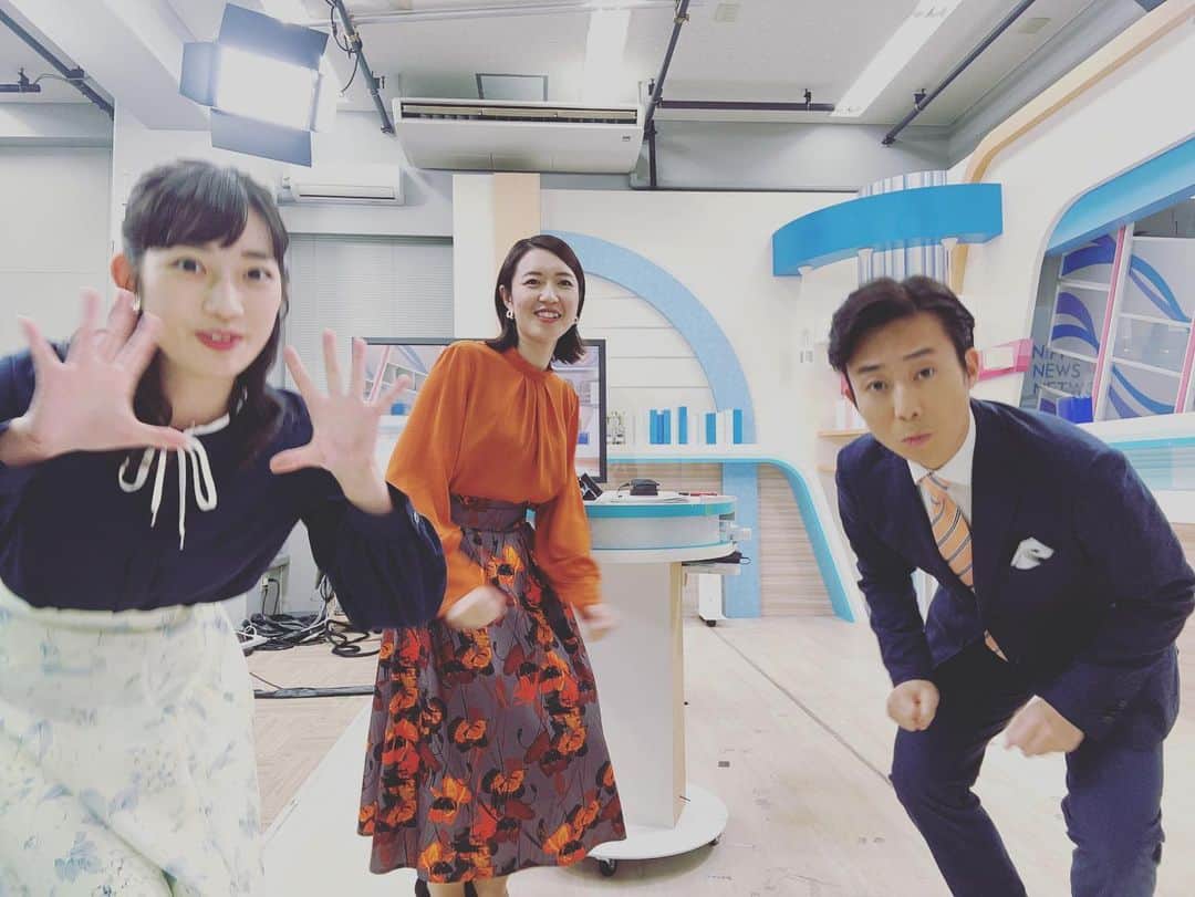 松本亜美さんのインスタグラム写真 - (松本亜美Instagram)「今日も新潟一番をご覧いただきありがとうございました😊 3部終了後のオフショット！ 自由にポーズを取ってみました📸  いつもピントを持っていく内田さんが珍しくブレています！ 可愛い斎藤さんはオレンジが鮮やかです🍊 私は何か見えています🔮 的なポーズになりました。  今週も明るく過ごせますように☺️  #teny #テレビ新潟  #夕方ワイド新潟一番  #スタジオ #ニュース #天気予報  #放送終了後 #オフショット  #アナウンサー #キャスター  #内田拓志キャスター  #斎藤久美子キャスター #松本亜美」12月4日 20時32分 - ami_matsumoto_teny