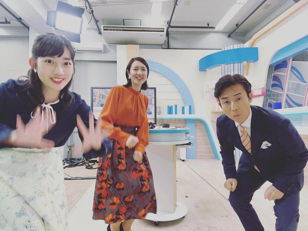 松本亜美さんのインスタグラム写真 - (松本亜美Instagram)「今日も新潟一番をご覧いただきありがとうございました😊 3部終了後のオフショット！ 自由にポーズを取ってみました📸  いつもピントを持っていく内田さんが珍しくブレています！ 可愛い斎藤さんはオレンジが鮮やかです🍊 私は何か見えています🔮 的なポーズになりました。  今週も明るく過ごせますように☺️  #teny #テレビ新潟  #夕方ワイド新潟一番  #スタジオ #ニュース #天気予報  #放送終了後 #オフショット  #アナウンサー #キャスター  #内田拓志キャスター  #斎藤久美子キャスター #松本亜美」12月4日 20時32分 - ami_matsumoto_teny