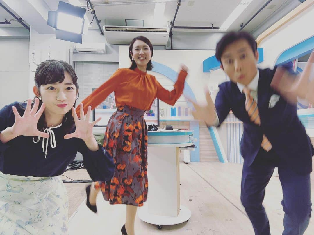 松本亜美さんのインスタグラム写真 - (松本亜美Instagram)「今日も新潟一番をご覧いただきありがとうございました😊 3部終了後のオフショット！ 自由にポーズを取ってみました📸  いつもピントを持っていく内田さんが珍しくブレています！ 可愛い斎藤さんはオレンジが鮮やかです🍊 私は何か見えています🔮 的なポーズになりました。  今週も明るく過ごせますように☺️  #teny #テレビ新潟  #夕方ワイド新潟一番  #スタジオ #ニュース #天気予報  #放送終了後 #オフショット  #アナウンサー #キャスター  #内田拓志キャスター  #斎藤久美子キャスター #松本亜美」12月4日 20時32分 - ami_matsumoto_teny