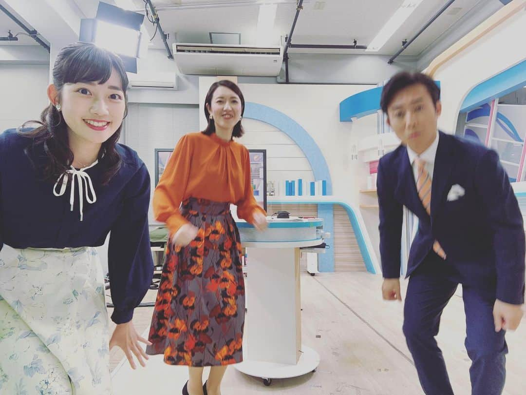 松本亜美さんのインスタグラム写真 - (松本亜美Instagram)「今日も新潟一番をご覧いただきありがとうございました😊 3部終了後のオフショット！ 自由にポーズを取ってみました📸  いつもピントを持っていく内田さんが珍しくブレています！ 可愛い斎藤さんはオレンジが鮮やかです🍊 私は何か見えています🔮 的なポーズになりました。  今週も明るく過ごせますように☺️  #teny #テレビ新潟  #夕方ワイド新潟一番  #スタジオ #ニュース #天気予報  #放送終了後 #オフショット  #アナウンサー #キャスター  #内田拓志キャスター  #斎藤久美子キャスター #松本亜美」12月4日 20時32分 - ami_matsumoto_teny