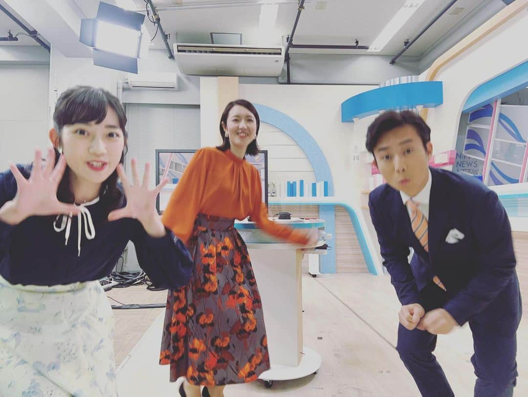 松本亜美さんのインスタグラム写真 - (松本亜美Instagram)「今日も新潟一番をご覧いただきありがとうございました😊 3部終了後のオフショット！ 自由にポーズを取ってみました📸  いつもピントを持っていく内田さんが珍しくブレています！ 可愛い斎藤さんはオレンジが鮮やかです🍊 私は何か見えています🔮 的なポーズになりました。  今週も明るく過ごせますように☺️  #teny #テレビ新潟  #夕方ワイド新潟一番  #スタジオ #ニュース #天気予報  #放送終了後 #オフショット  #アナウンサー #キャスター  #内田拓志キャスター  #斎藤久美子キャスター #松本亜美」12月4日 20時32分 - ami_matsumoto_teny