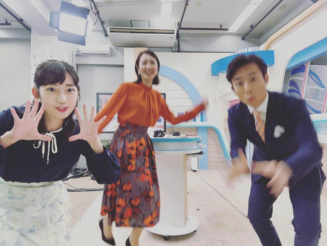 松本亜美さんのインスタグラム写真 - (松本亜美Instagram)「今日も新潟一番をご覧いただきありがとうございました😊 3部終了後のオフショット！ 自由にポーズを取ってみました📸  いつもピントを持っていく内田さんが珍しくブレています！ 可愛い斎藤さんはオレンジが鮮やかです🍊 私は何か見えています🔮 的なポーズになりました。  今週も明るく過ごせますように☺️  #teny #テレビ新潟  #夕方ワイド新潟一番  #スタジオ #ニュース #天気予報  #放送終了後 #オフショット  #アナウンサー #キャスター  #内田拓志キャスター  #斎藤久美子キャスター #松本亜美」12月4日 20時32分 - ami_matsumoto_teny