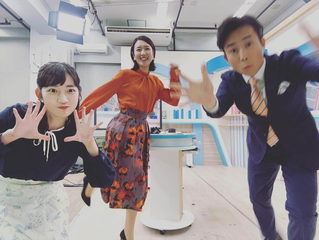 松本亜美さんのインスタグラム写真 - (松本亜美Instagram)「今日も新潟一番をご覧いただきありがとうございました😊 3部終了後のオフショット！ 自由にポーズを取ってみました📸  いつもピントを持っていく内田さんが珍しくブレています！ 可愛い斎藤さんはオレンジが鮮やかです🍊 私は何か見えています🔮 的なポーズになりました。  今週も明るく過ごせますように☺️  #teny #テレビ新潟  #夕方ワイド新潟一番  #スタジオ #ニュース #天気予報  #放送終了後 #オフショット  #アナウンサー #キャスター  #内田拓志キャスター  #斎藤久美子キャスター #松本亜美」12月4日 20時32分 - ami_matsumoto_teny