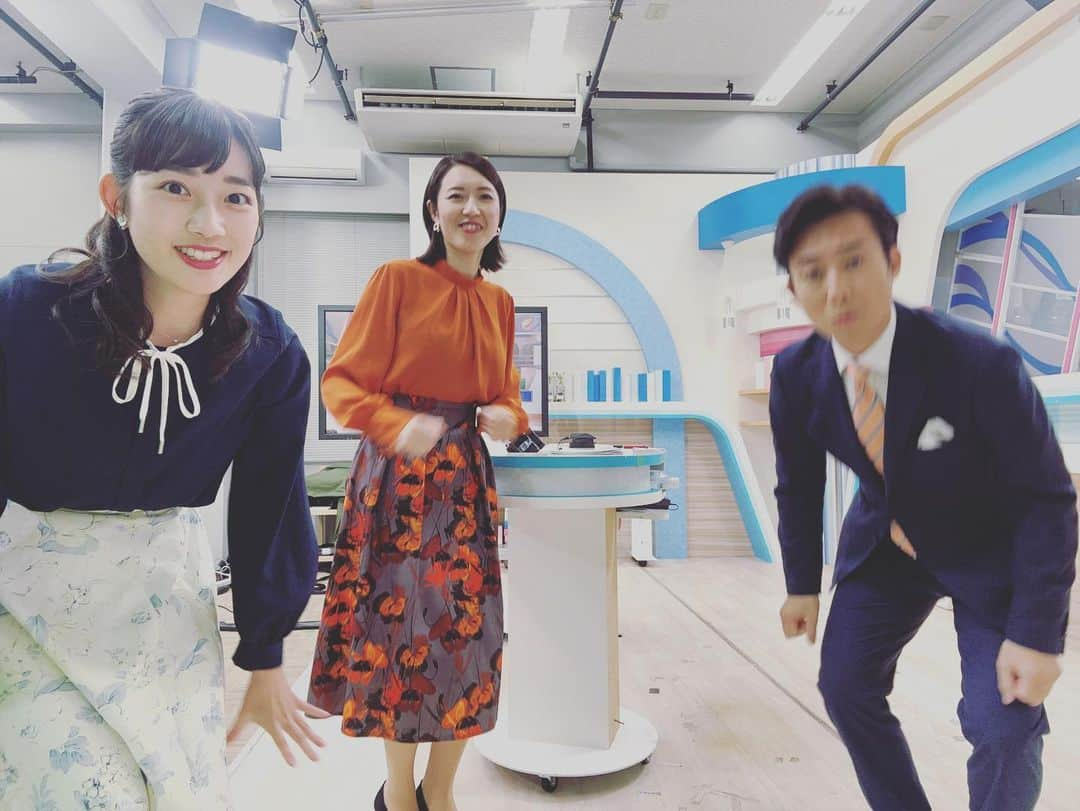 松本亜美さんのインスタグラム写真 - (松本亜美Instagram)「今日も新潟一番をご覧いただきありがとうございました😊 3部終了後のオフショット！ 自由にポーズを取ってみました📸  いつもピントを持っていく内田さんが珍しくブレています！ 可愛い斎藤さんはオレンジが鮮やかです🍊 私は何か見えています🔮 的なポーズになりました。  今週も明るく過ごせますように☺️  #teny #テレビ新潟  #夕方ワイド新潟一番  #スタジオ #ニュース #天気予報  #放送終了後 #オフショット  #アナウンサー #キャスター  #内田拓志キャスター  #斎藤久美子キャスター #松本亜美」12月4日 20時32分 - ami_matsumoto_teny