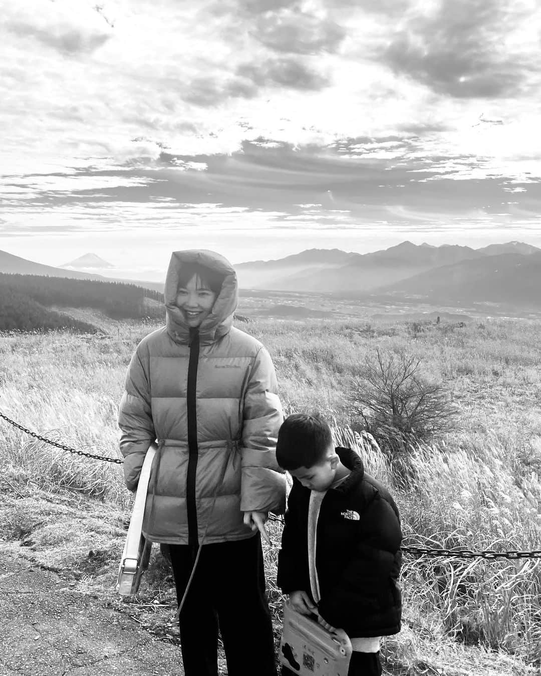 山崎まきこさんのインスタグラム写真 - (山崎まきこInstagram)「⁡ ⁡ 父の還暦祝いで長野旅行⛰️ 綺麗な空気で深呼吸〜。 富士山と八ヶ岳、南アルプス、山々から溢れ出るパワー✨ 最高だった」12月4日 20時32分 - makiko_yamazaki