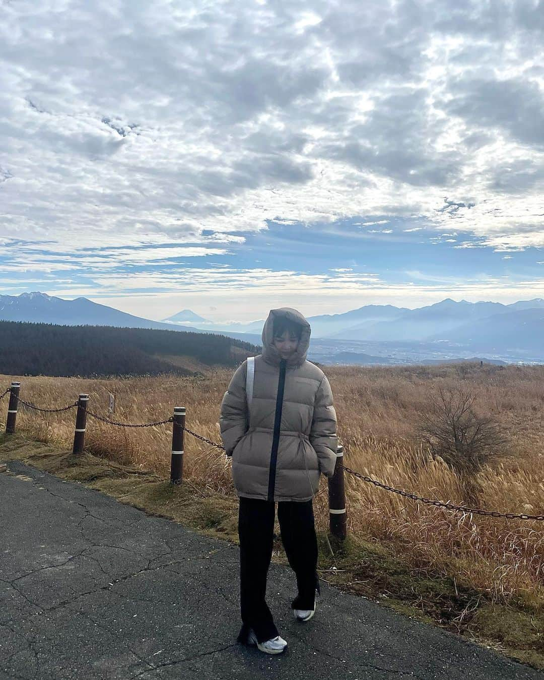 山崎まきこのインスタグラム：「⁡ ⁡ 父の還暦祝いで長野旅行⛰️ 綺麗な空気で深呼吸〜。 富士山と八ヶ岳、南アルプス、山々から溢れ出るパワー✨ 最高だった」