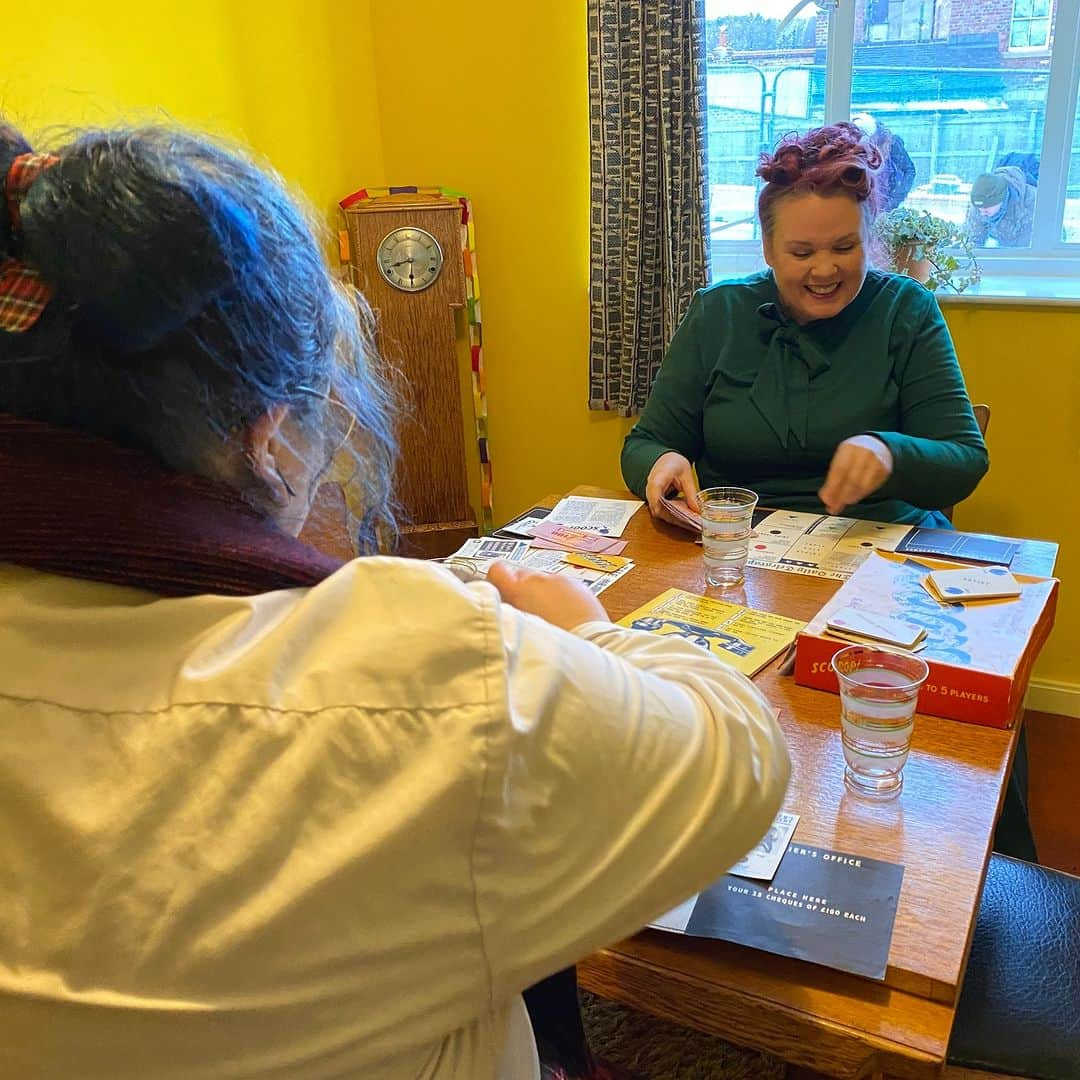 ベーミッシュ美術館のインスタグラム：「It's time to dust off the board games! These two ladies are playing Scoop in our 1950s Town. Tag the bad loser in your family! 😏  #Beamish #BoardGame #1950s #BadLoser #scoop #Christmas」