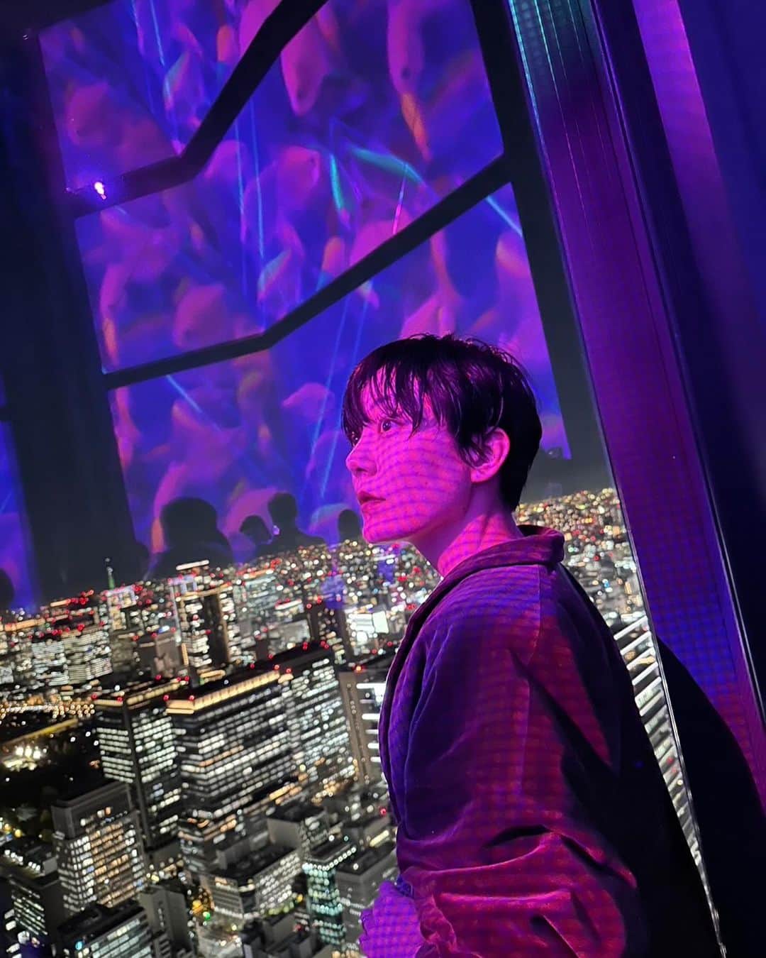 鈴木杏のインスタグラム：「「蜷川実花展 Eternity in a Moment 瞬きの中の永遠」へ✨✨✨✨ 実花さんの表現が、さらにさらに大きく羽ばたいていた！！空間や照明の演出の素晴らしさ、そして永遠に観ていたい、映像。 まさに瞬きの中の永遠がひたすらに、私という存在に溶け込んで流れていった。実花さんの創造、そのいちばん純粋な、美しく柔らかい部分を見せてもらえたような、、、とても貴重な展示。 おすすめすぎます。 そしてこの展示を経ての、映画監督としての蜷川実花さんも楽しみすぎる✨✨✨  実花ちゃん、らゔ🫶🏻 @ninagawamika   「蜷川実花展 Eternity in a Moment 瞬きの中の永遠」  会期：2023.12/5-2024.2/25 会場：TOKYO NODE 45階 GALLERY A/B/C  #蜷川実花展eim #百万色の桃源郷へ #TOKYONODE」