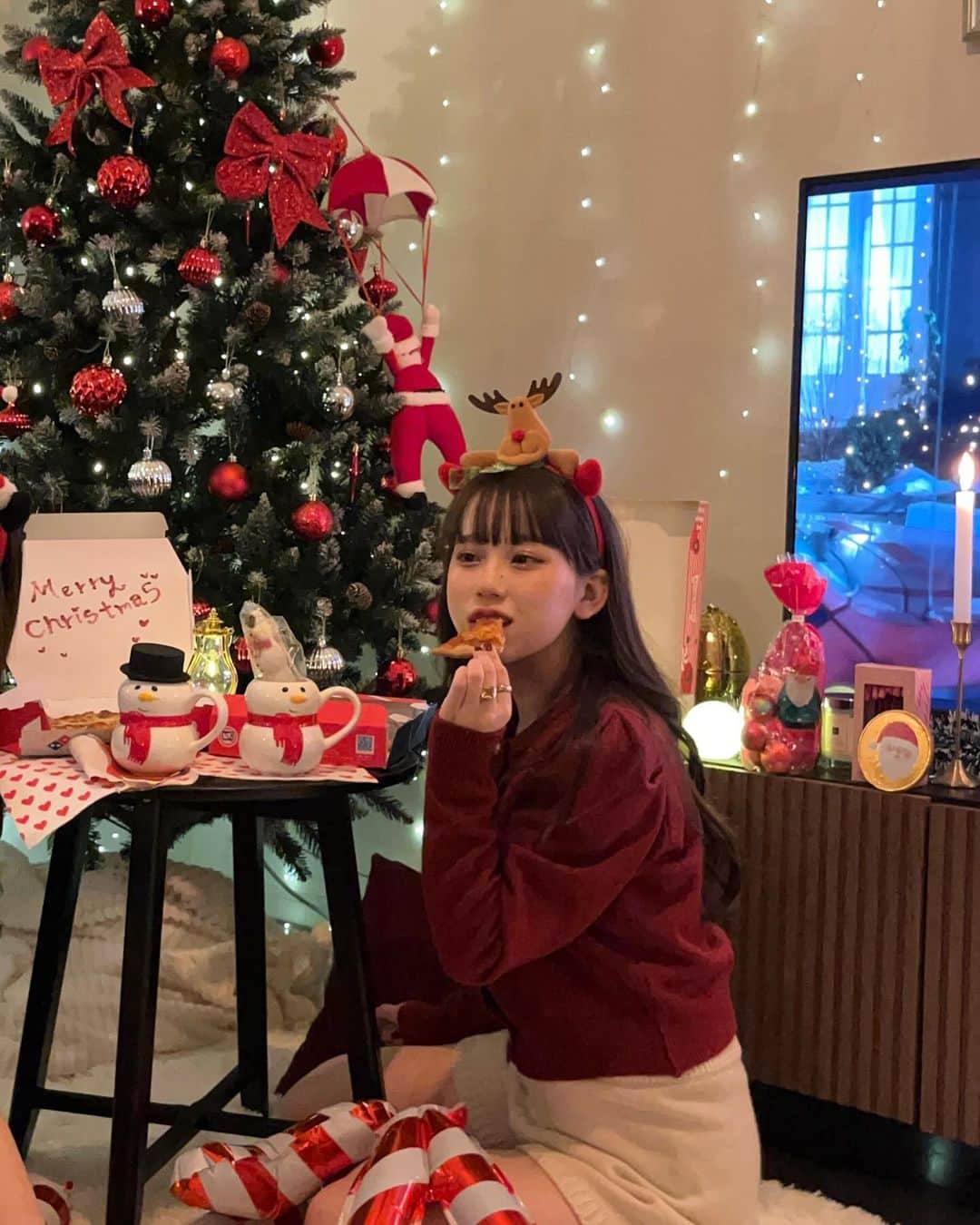 びすこのインスタグラム：「christmas home party🏠🎅🏻♡  この前の〜!! 楽しかったなぁ〜  因みにツリーはどこのか忘れてしまったのですが、高さ210cm位だった気がします🎄」